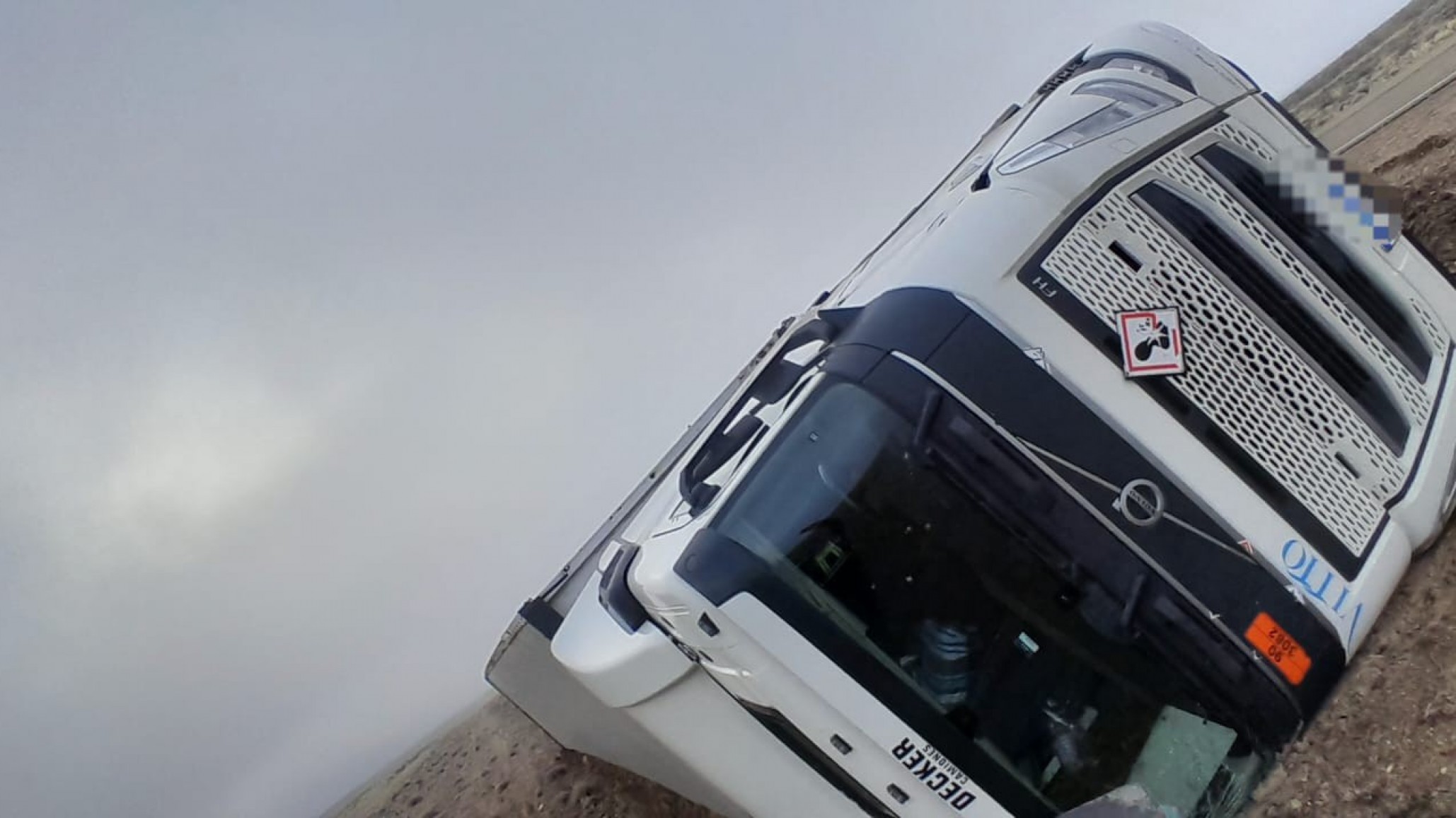 Un camión volcó en la Ruta Nacional 3 al intentar esquivar un guanaco