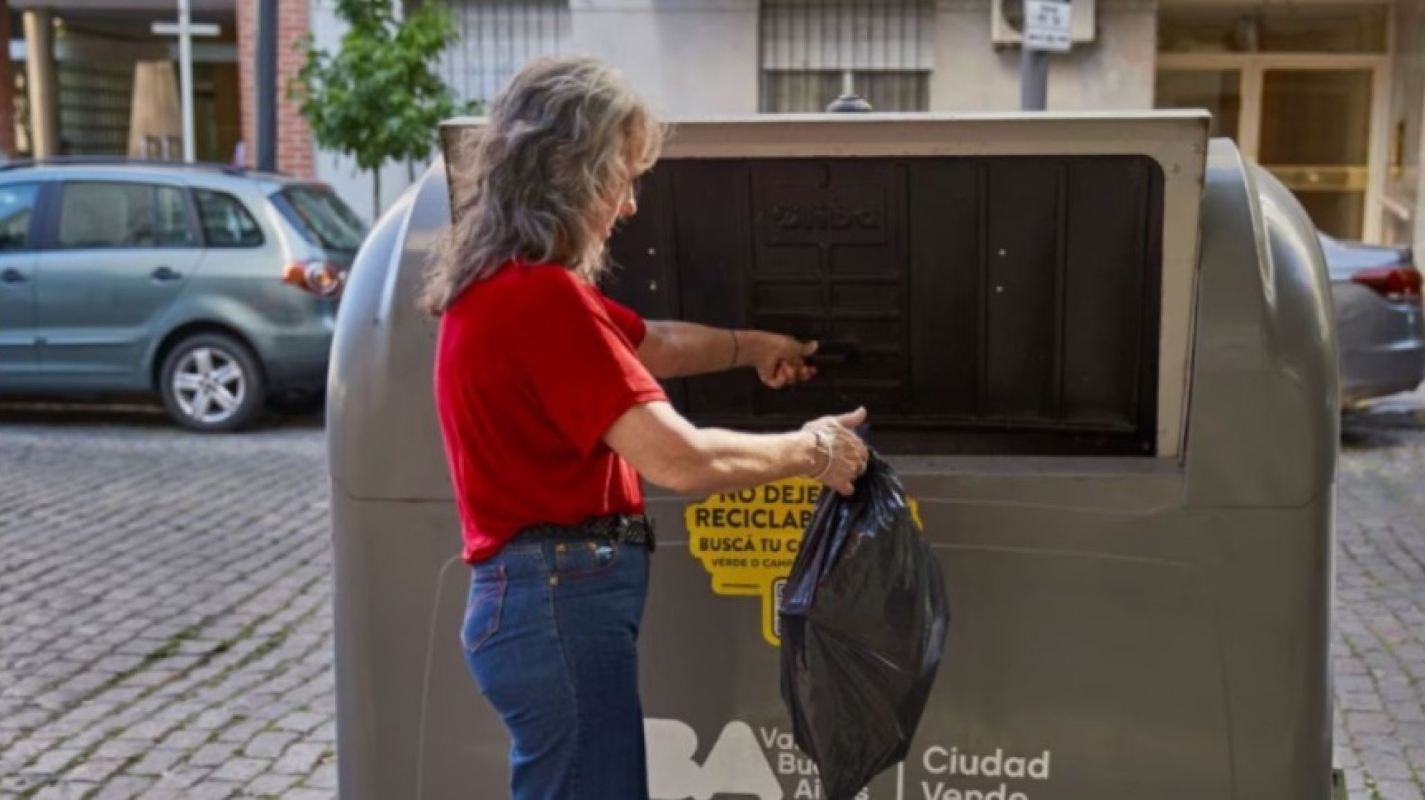 Prohibido tener hambre en público: Macri multa a quienes buscan comida entre residuos