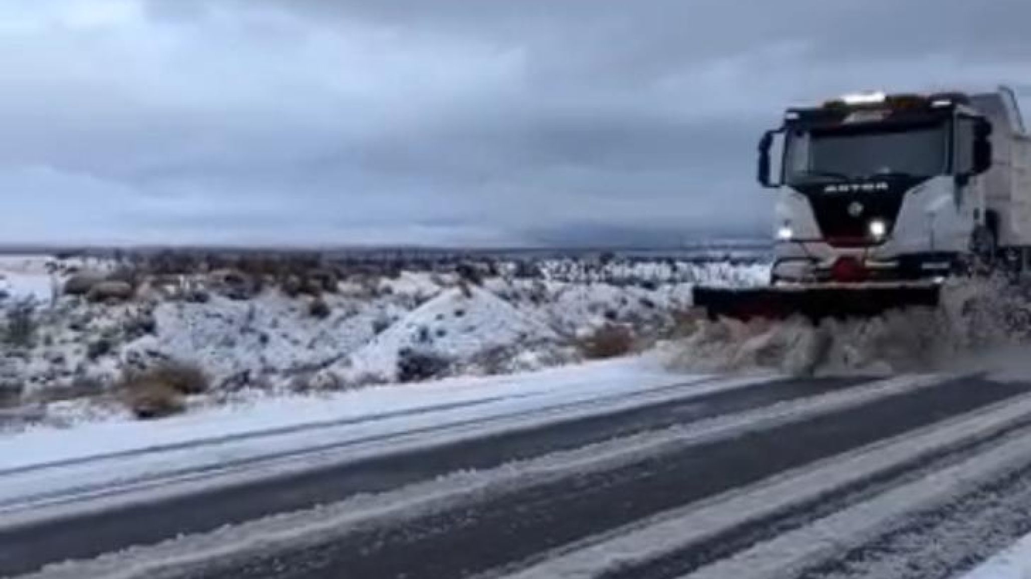 Precauci髇 en Ruta 25: escarcha, nieve y barro complican la circulaci髇