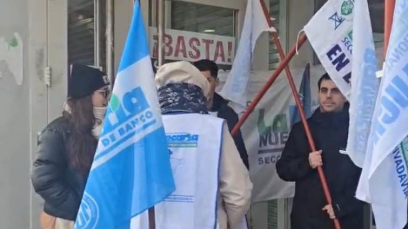 "Achique violento": La Bancaria volvió a reclamar por despidos