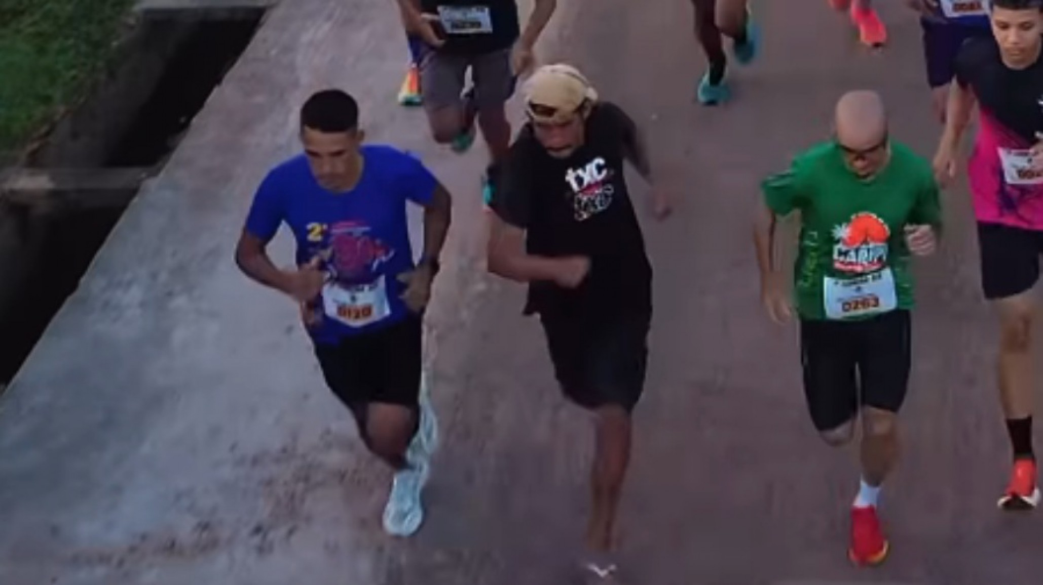 Con chinelas y ebrio se metió en una carrera de 8K y ganó una medalla: el hombre que conmovió a Brasil