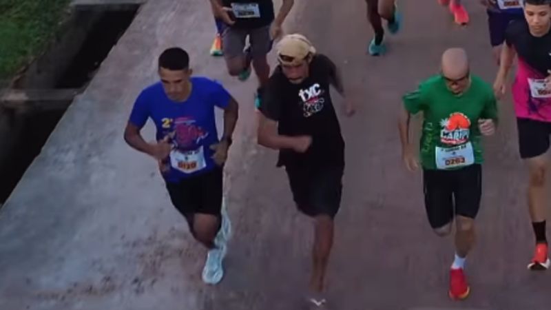 Con chinelas y ebrio se metió en una carrera de 8K y ganó una medalla: el hombre que conmovió a Brasil