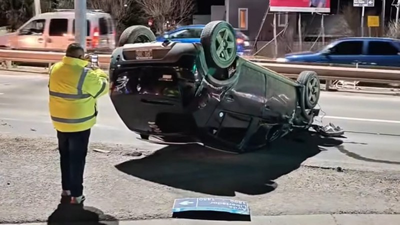 Un hombre volcó el auto tras chocar con el guardarraíl en Km 4