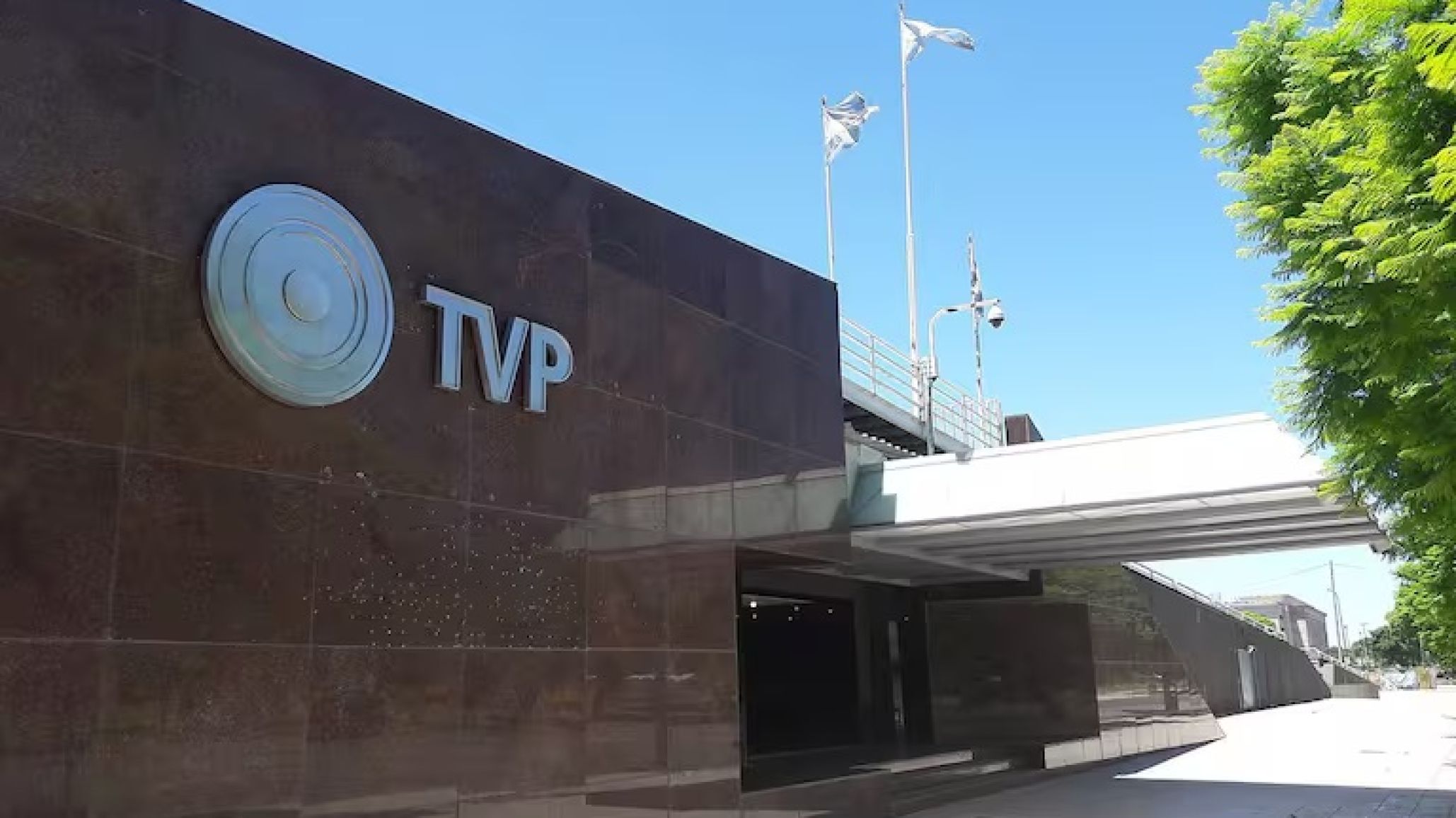 El gobierno nacional buscar reducir a la mitad la cantidad de empleados en la Tv Pública, Radio Nacional y RTA