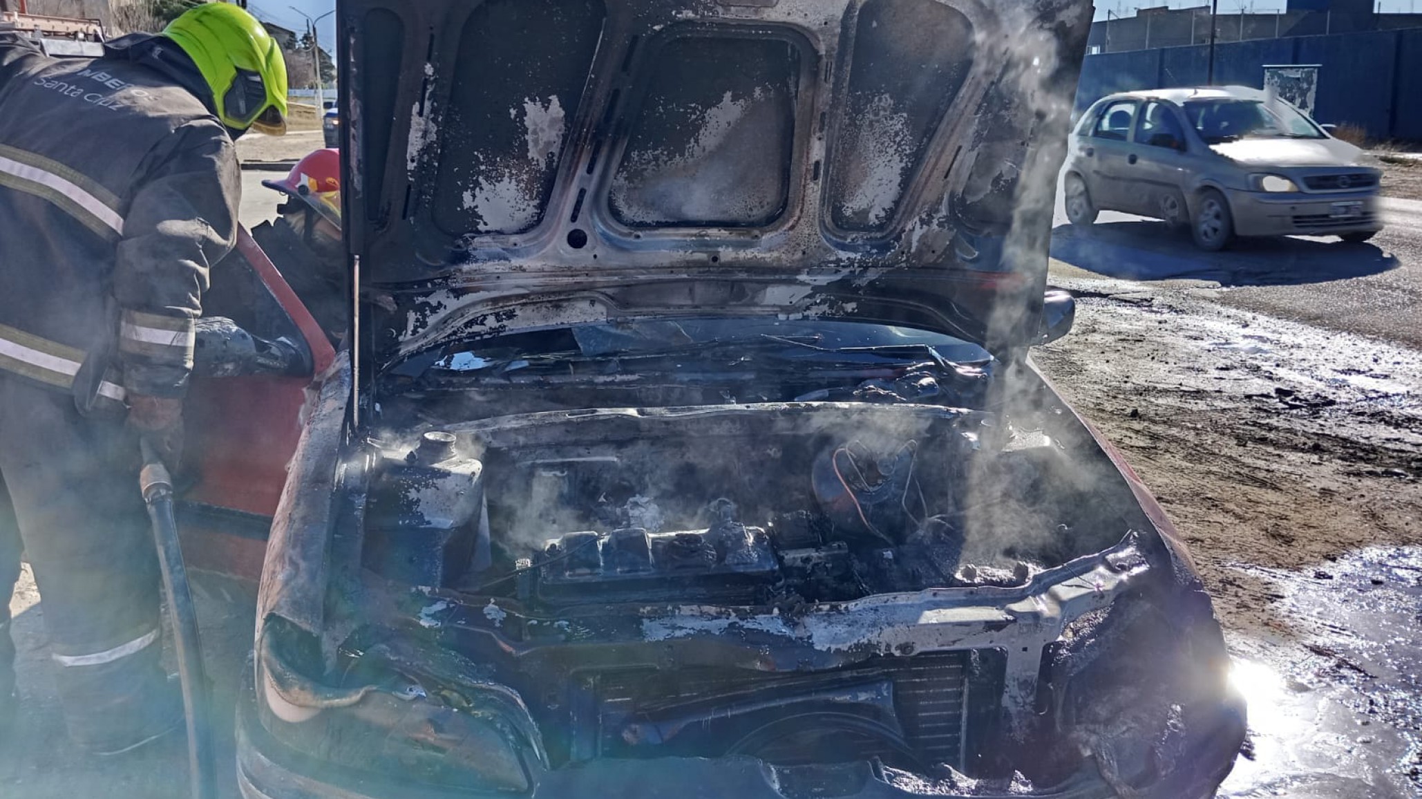 Un auto se prendió fuego cerca de una escuela secundaria en Caleta Olivia