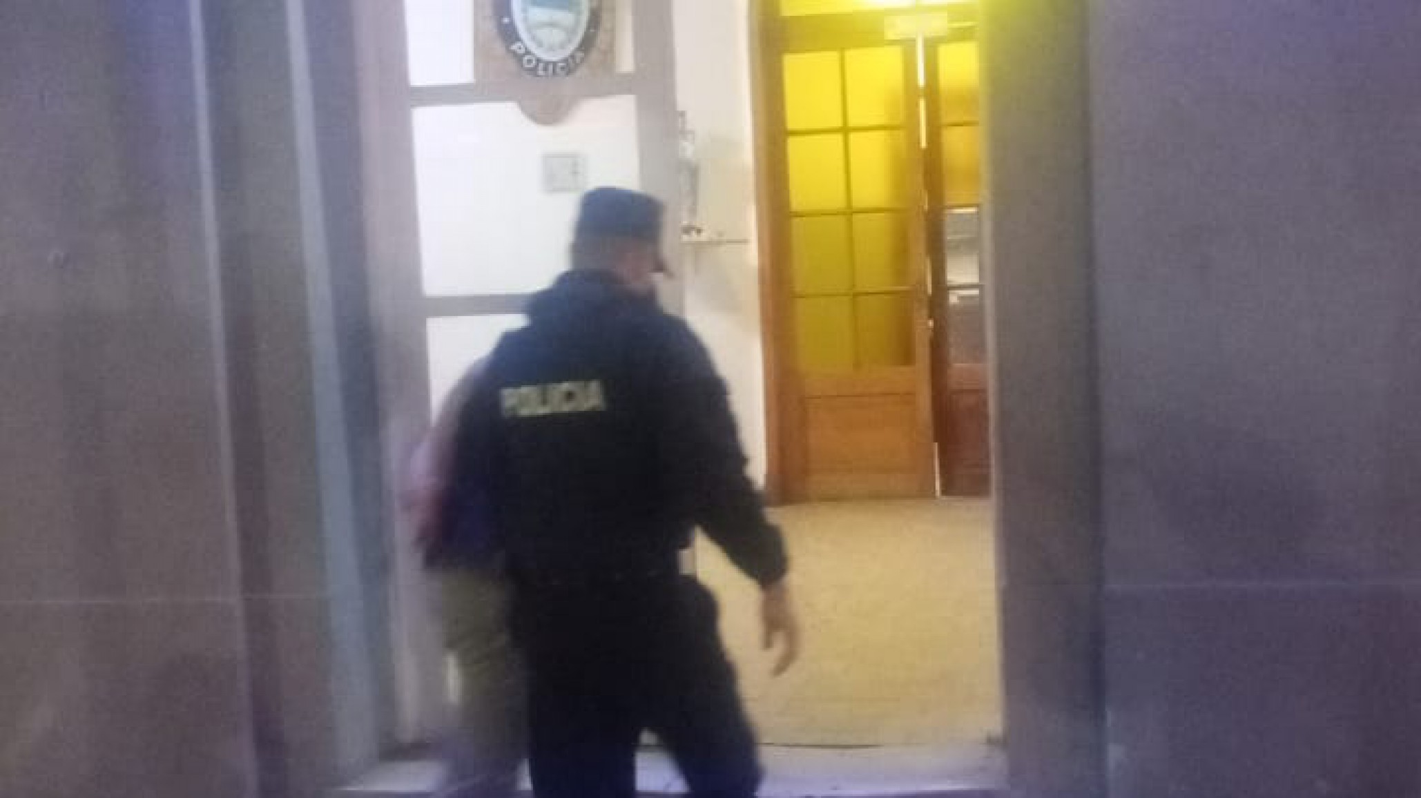 Intentó entrar a patadas en una casa y terminó detenido