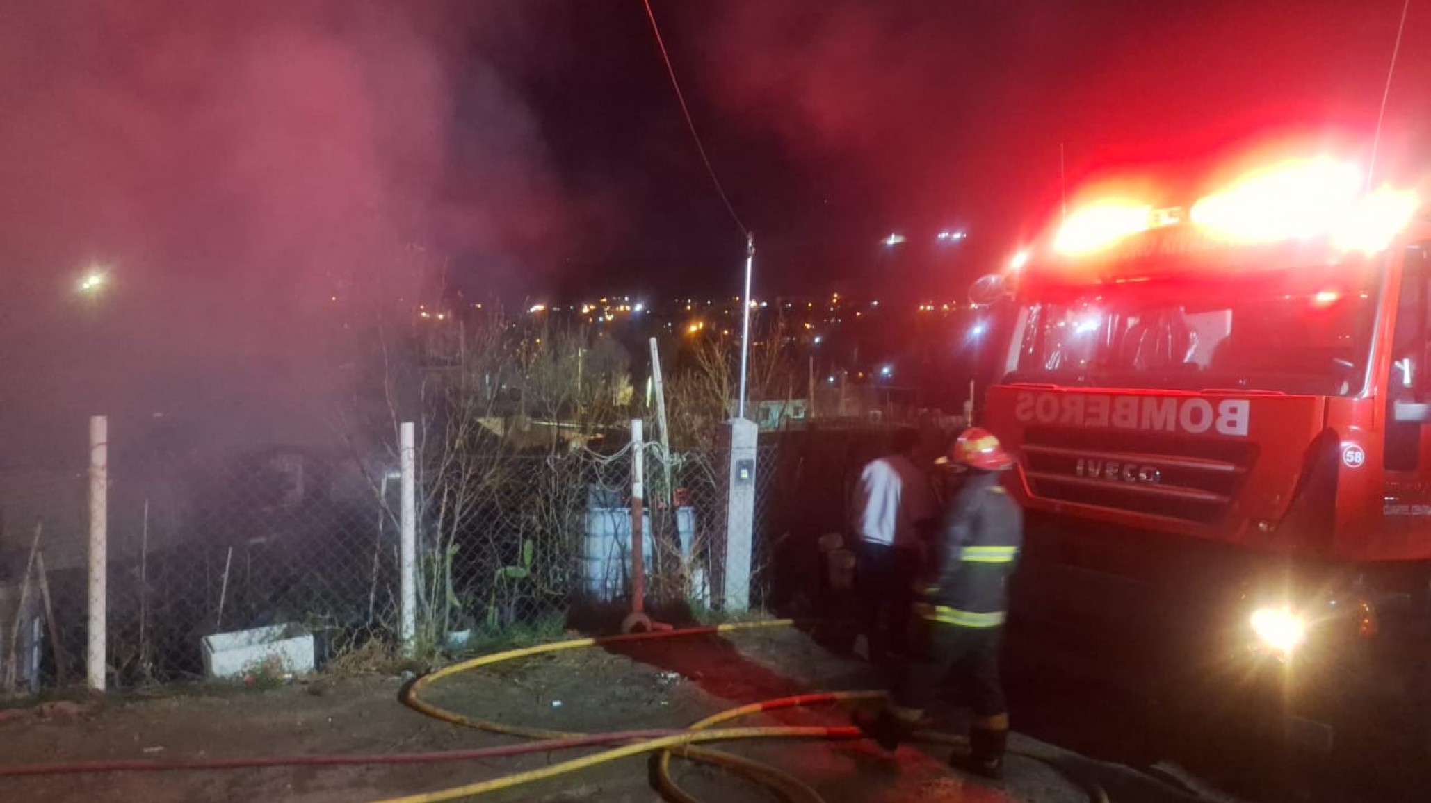 Se incendió una vivienda y dos dotaciones de bomberos trabajaron para extinguir el fuego