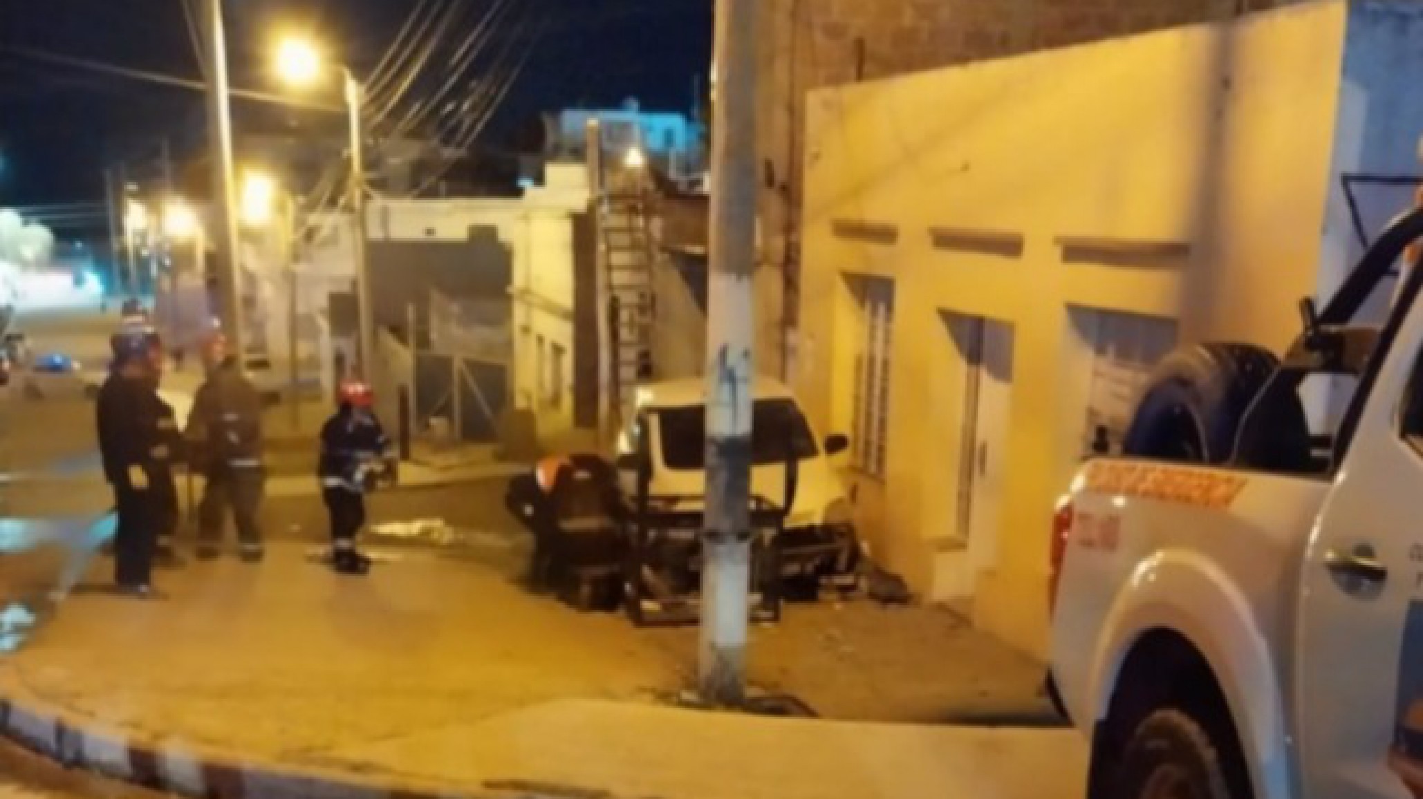 Chocó un nicho de gas con el auto y por la fuga evacuaron a los vecinos