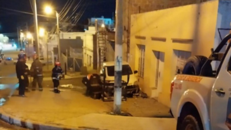 Chocó un nicho de gas con el auto y por la fuga evacuaron a los vecinos