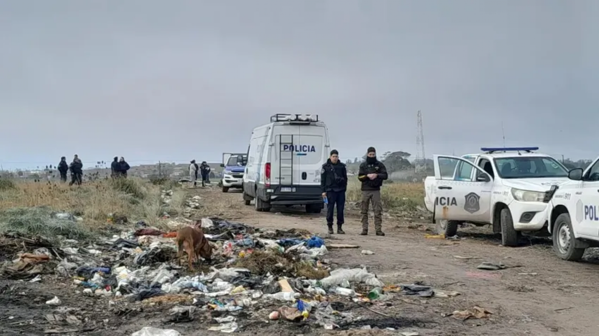 Macabro hallazgo: encontraron un cuerpo calcinado y con una soga en el cuello en un descampado