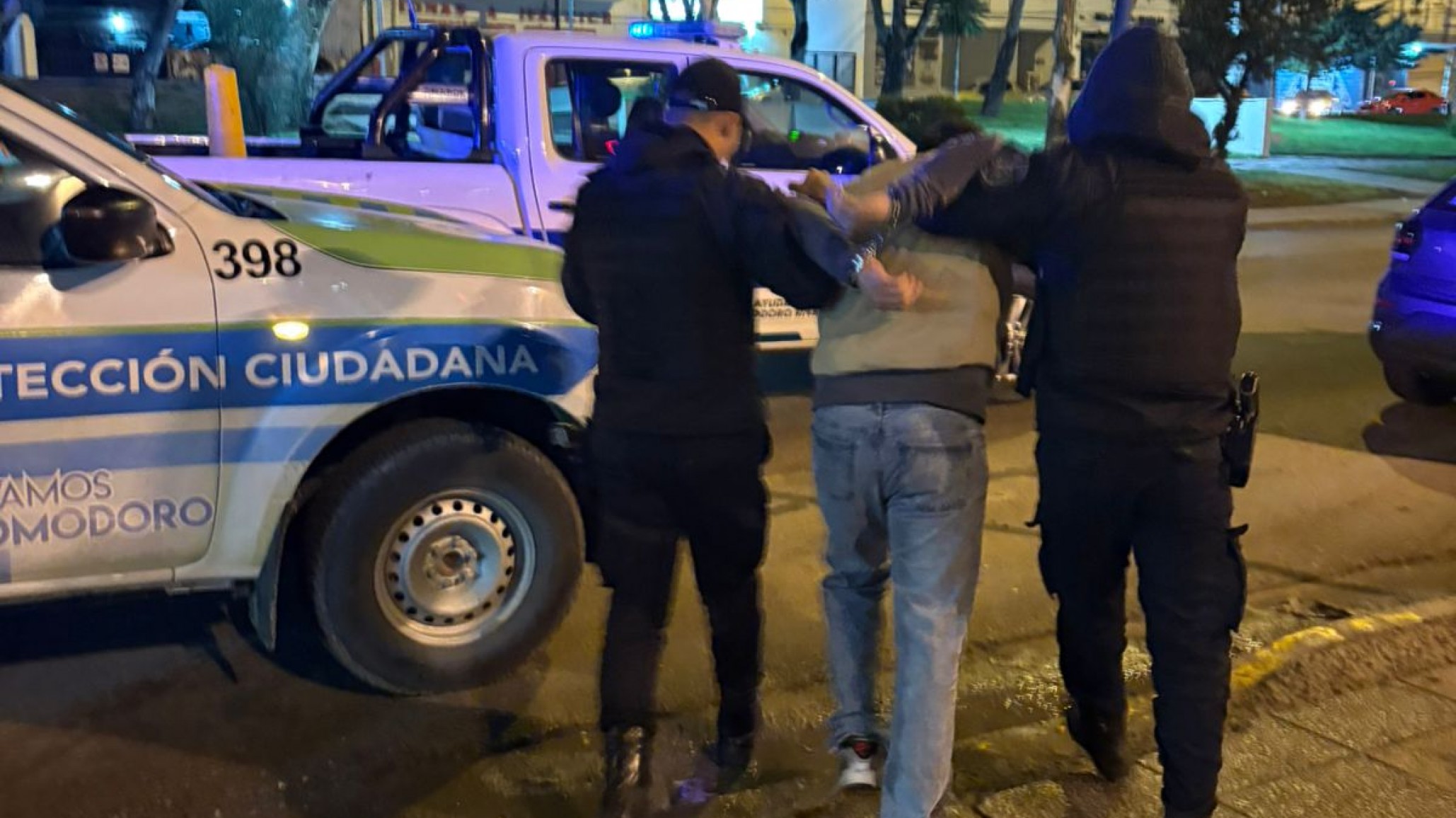Un joven fue detenido a la salida del boliche por pegarle a un empleado policial
