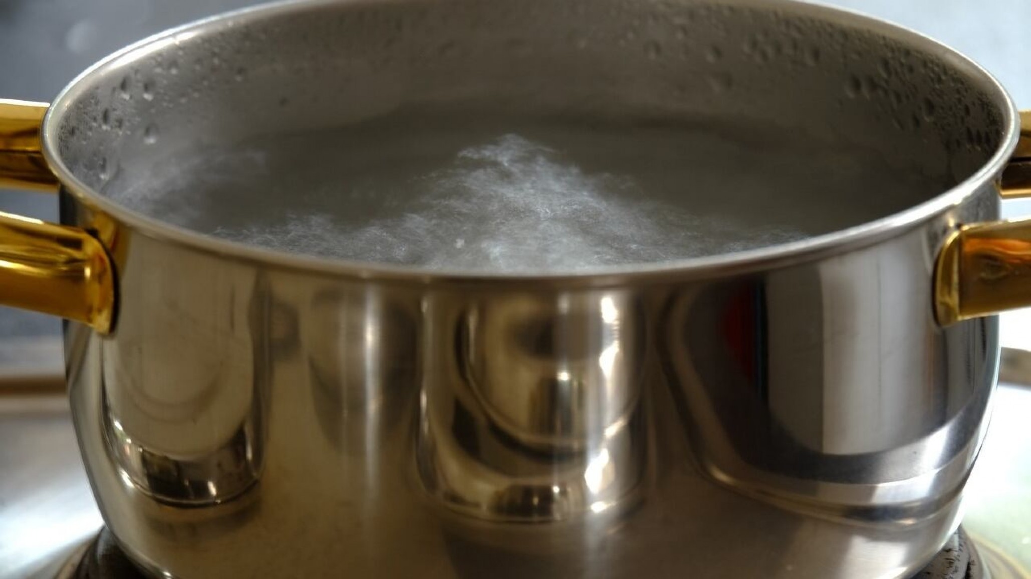 Un niño de 12 años quemó a su hermano de 9 con agua hirviendo por un desafío viral