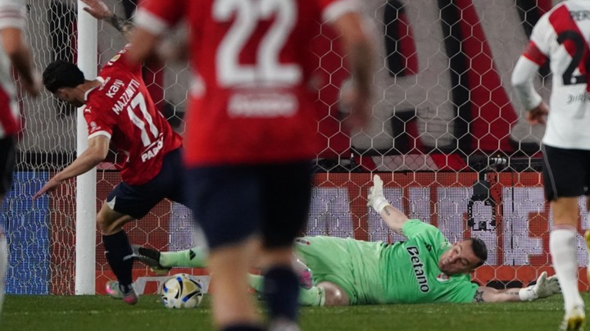 Independiente fue más, pero River se apoyó en Armani para rescatar un empate