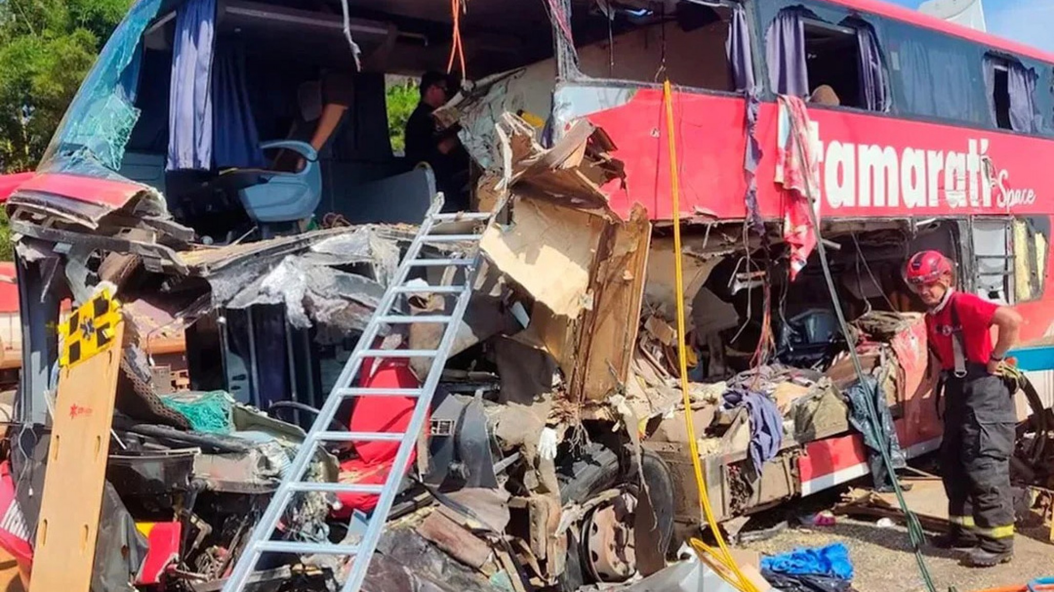 Tragedia en Brasil: 11 muertos y 46 heridos en choque entre camión y autobús