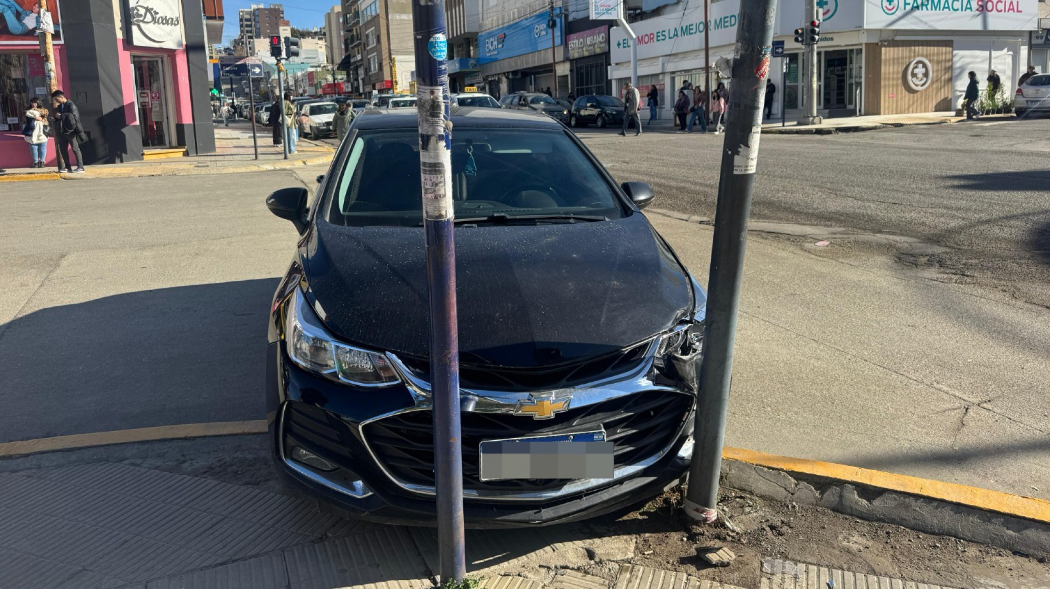 Un auto chocó contra un semáforo en pleno centro y generó demoras