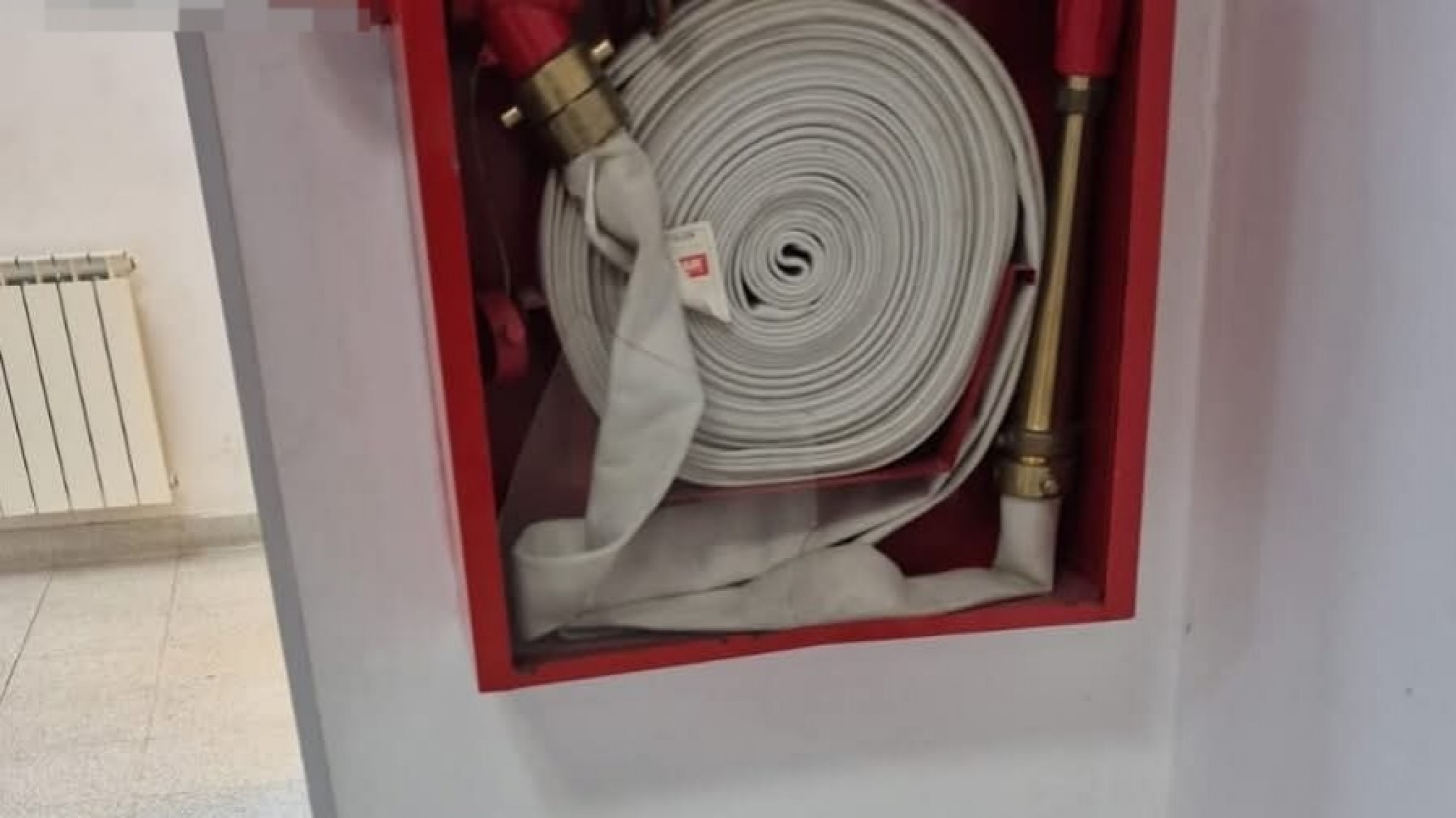 Un pasajero ebrio se negó a pagar el taxi, insultó a la policía y rompió vidrios en el hospital