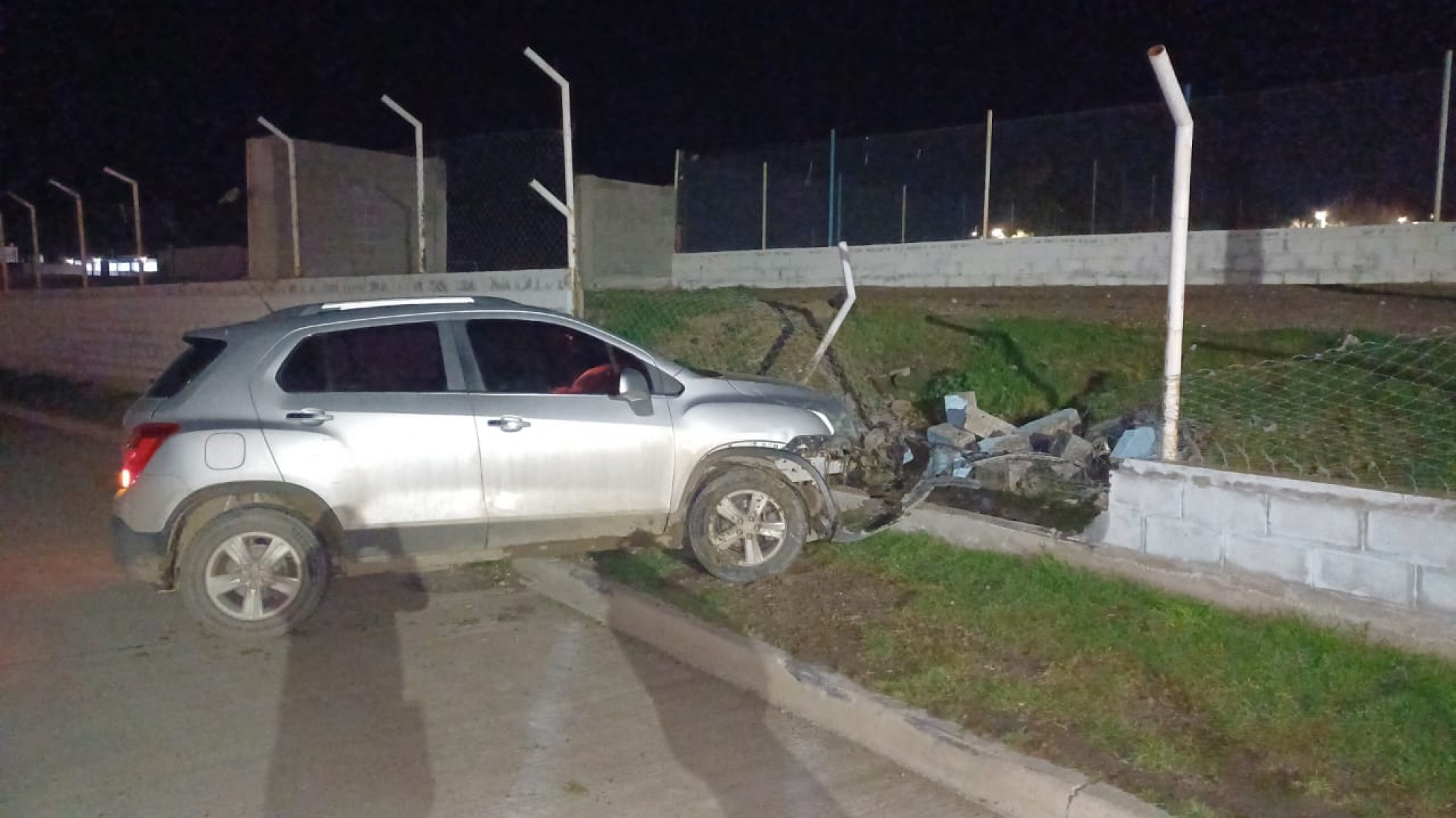 Un menor al volante impactó contra el paredón de un club