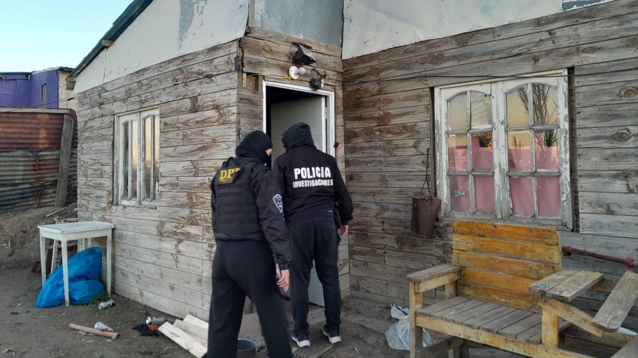 Realizaron ocho allanamientos por un tiroteo: secuestraron pistolas, municiones y chalecos antibalas