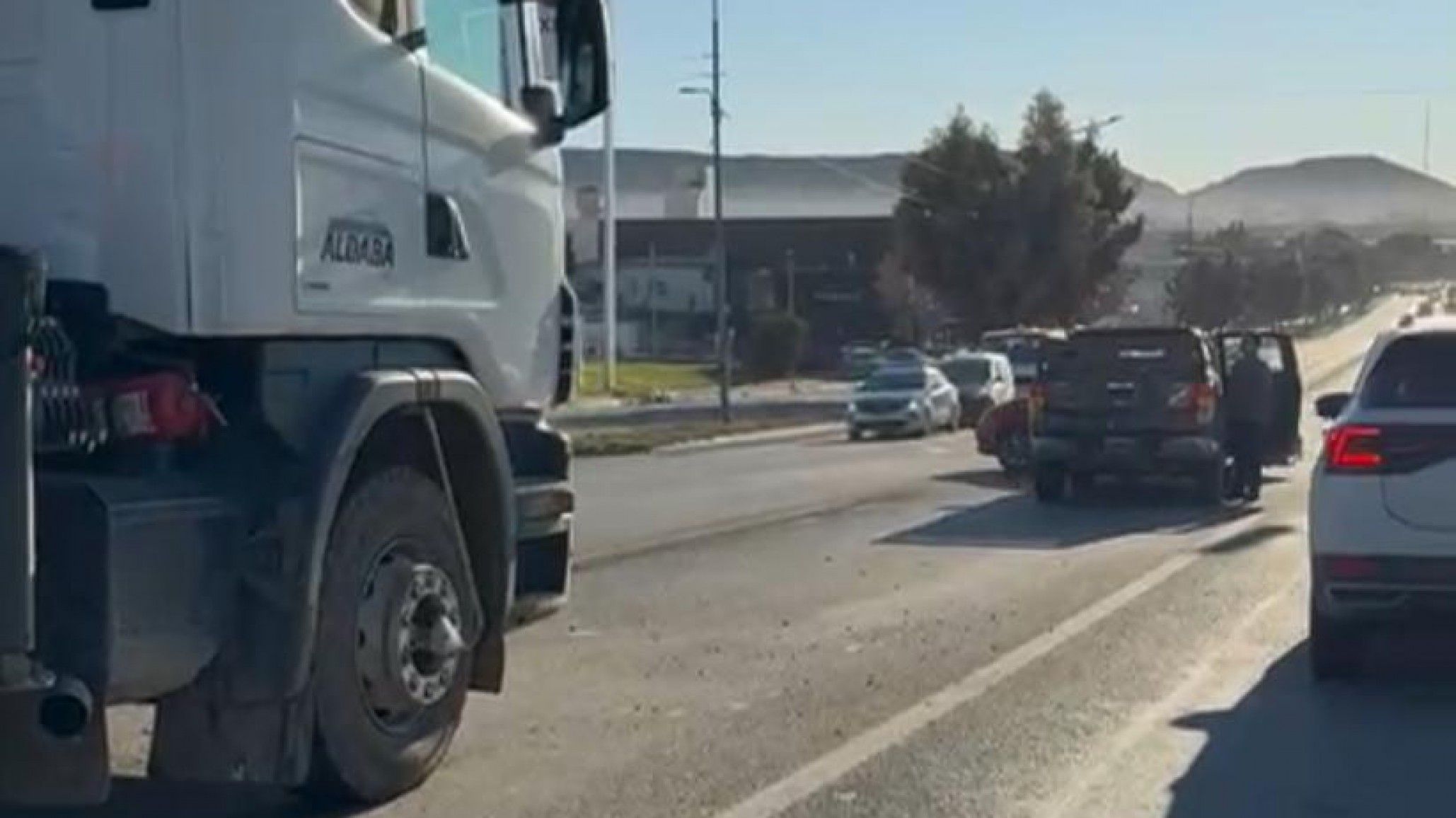 Un camión chocó a una camioneta detenida en un semáforo