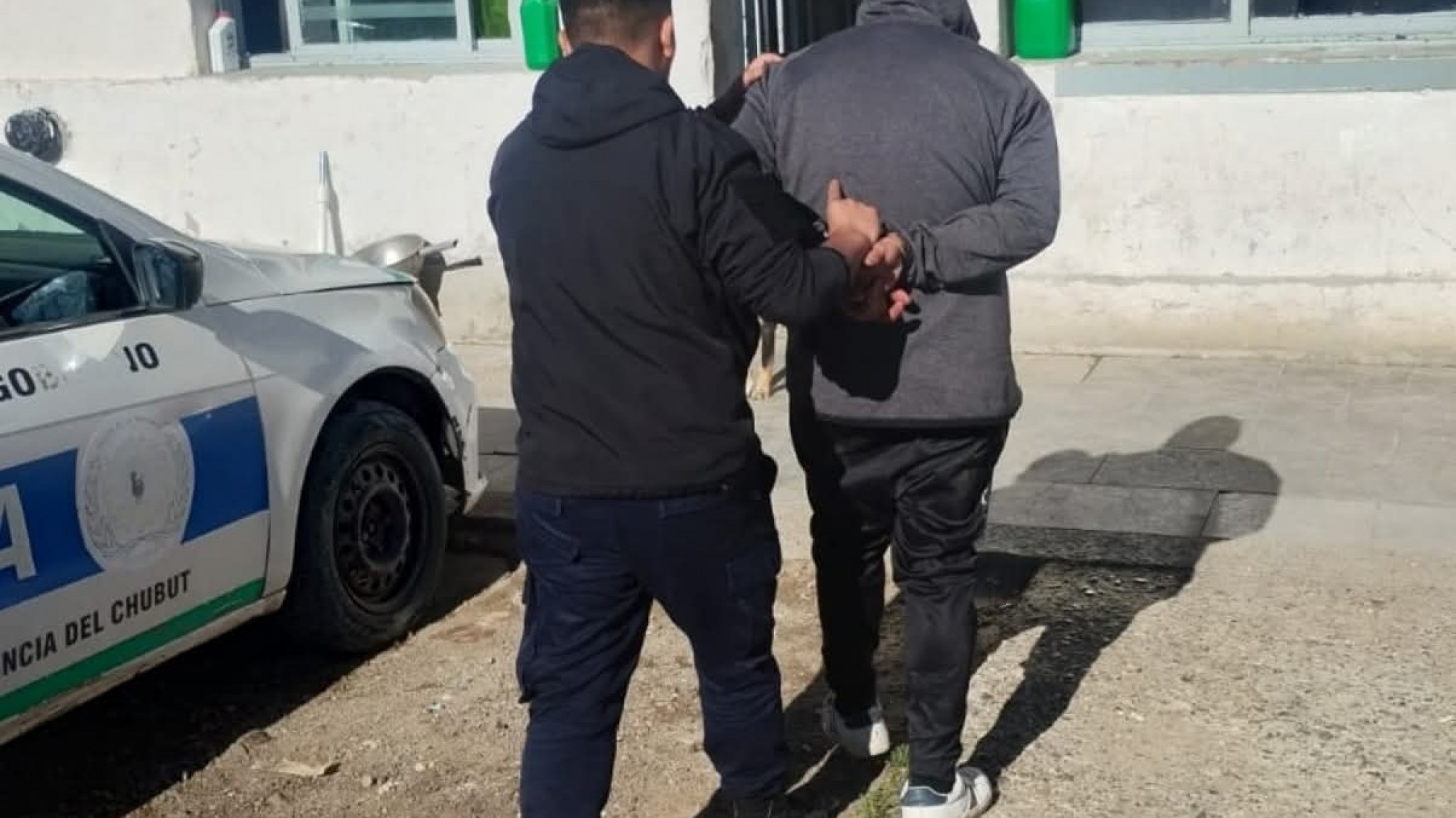 Ingresó a un comercio, amenazó de muerte a un empleado y atacó a la policía en Av. Estados Unidos