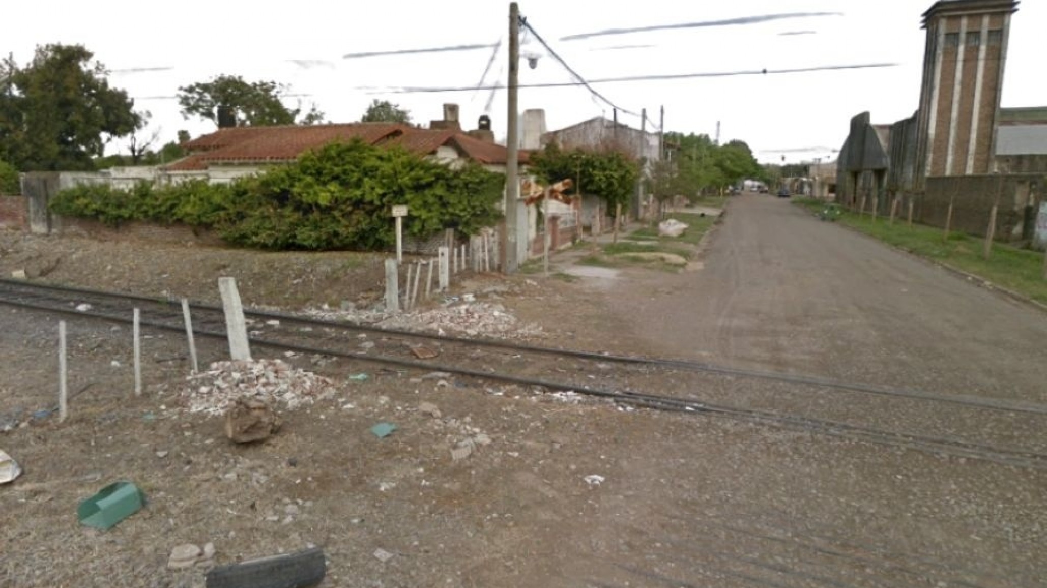 Una mujer intentó salvar a su perro de ser atropellado y murió al ser embestida por un tren