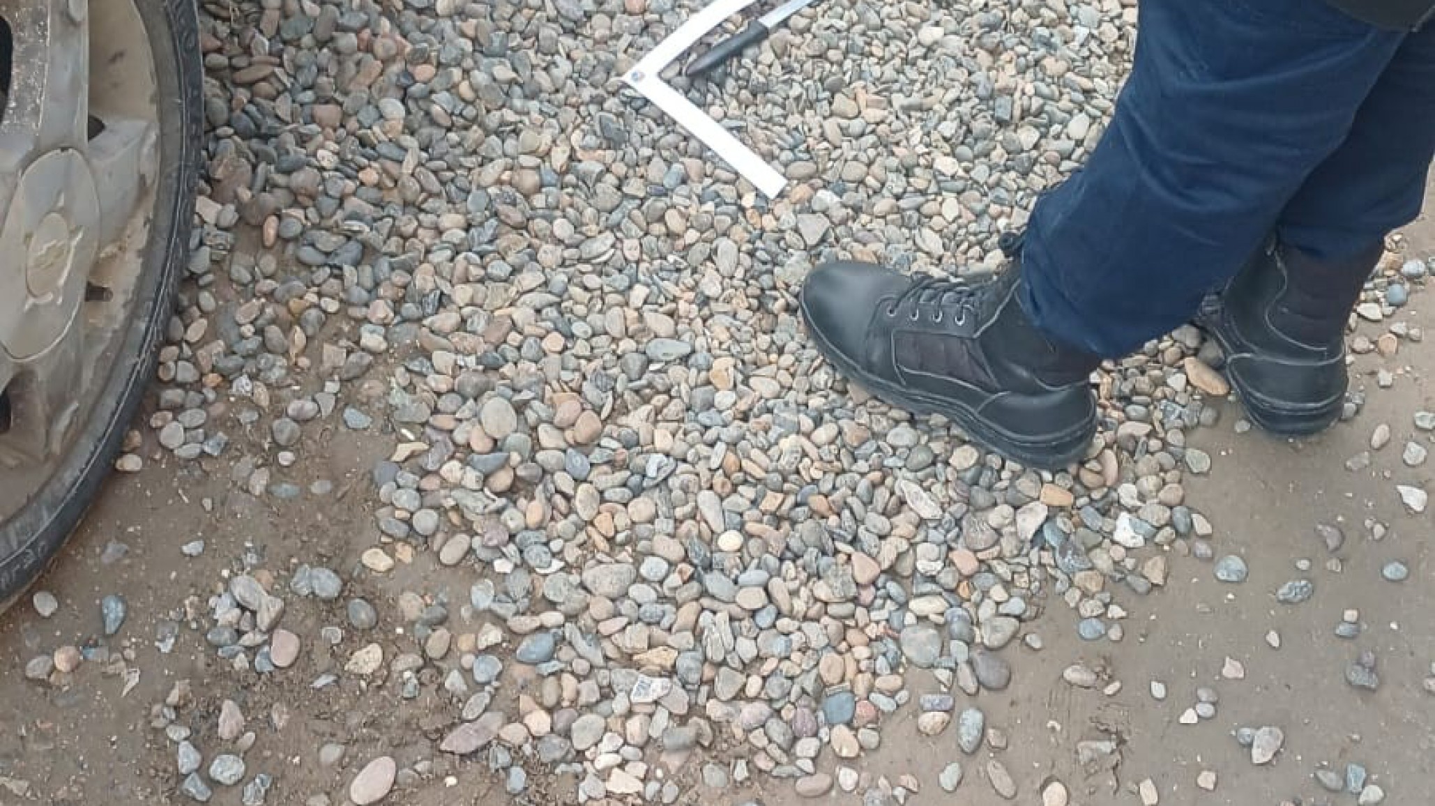 Alcoholizado, un hombre ingresó al patio de una vivienda y amenazó con un cuchillo al dueño de casa