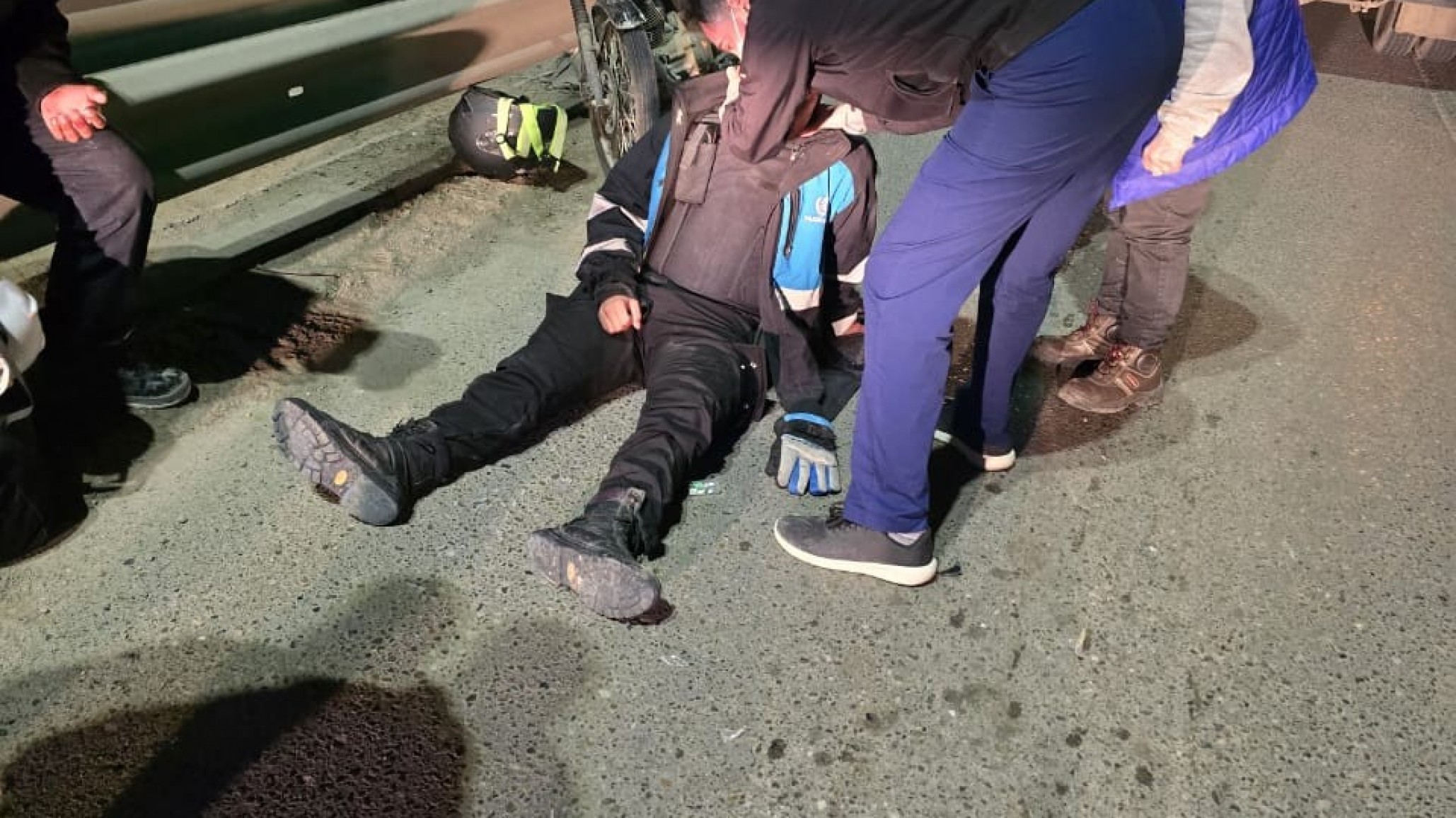 Pasó por encima de un pozo, rompió su moto y terminó despistando