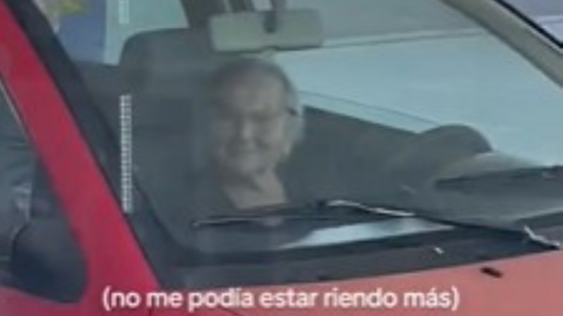 La abuela de 93 años que, manejando su auto, visitó a su nieta en el trabajo y enterneció a todos