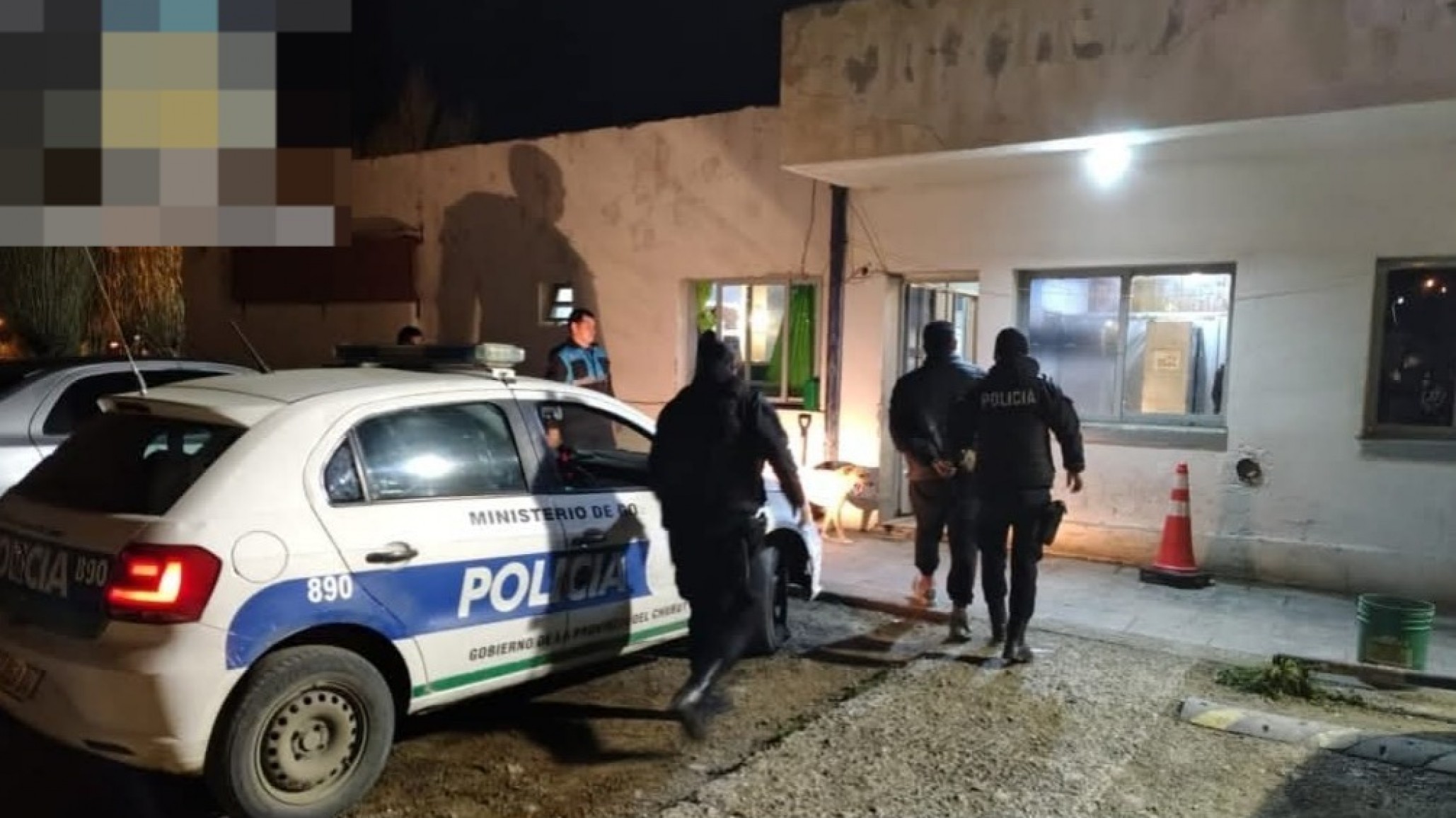 Delincuentes hicieron un boquete en el baño e ingresaron a un taller para robar