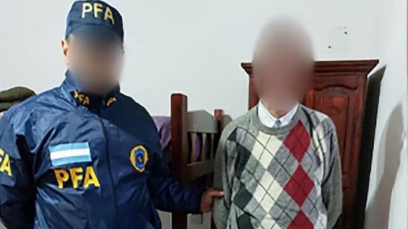 Extraditaron a un hombre de 90 años acusado de abusar de una niña en un ómnibus