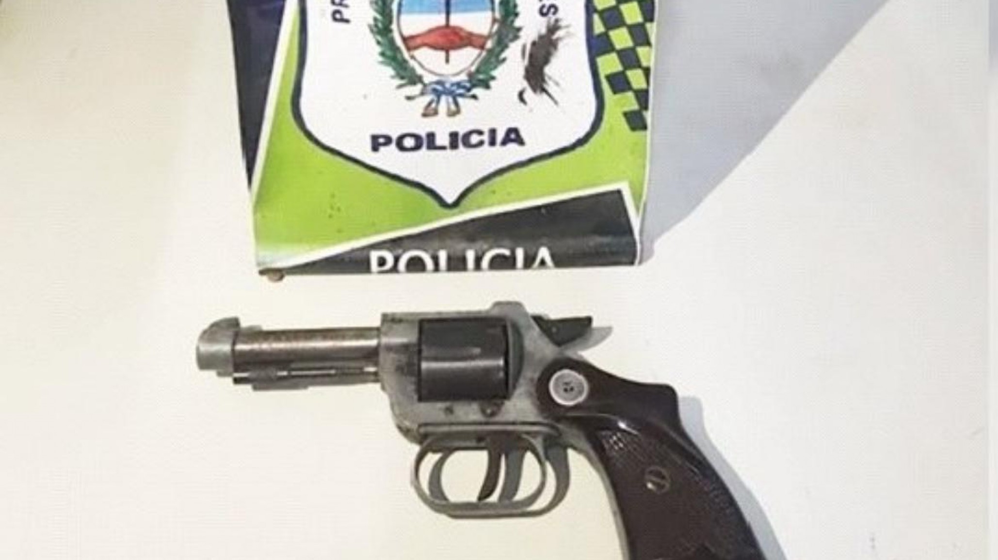 Un jubilado de 88 años ahuyentó a tiros a dos ladrones que intentaban entrar a su casa