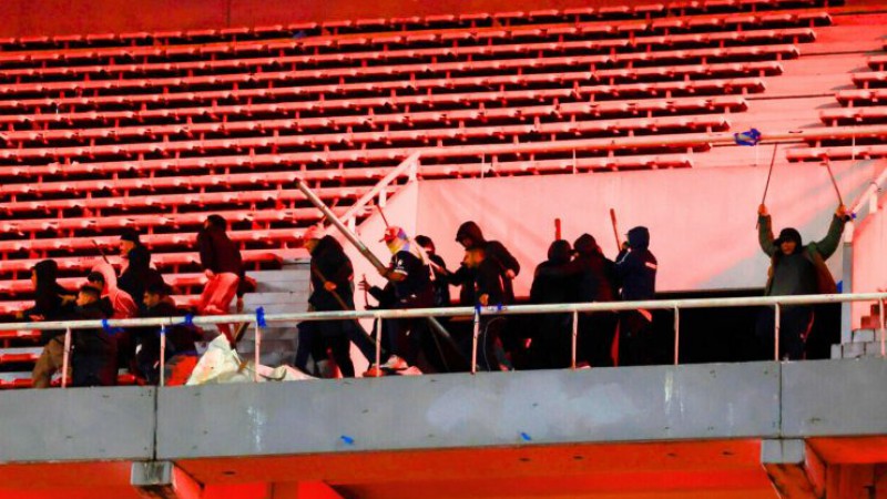 Un hincha de la U en estado crítico: el parte médico confirmó 19 heridos tras los incidentes en Avellaneda