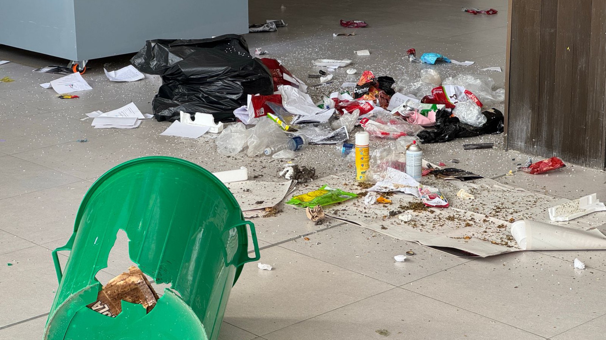 UNPSJB: un estudiante lanzó un tacho de basura sobre manifestantes de CONADU