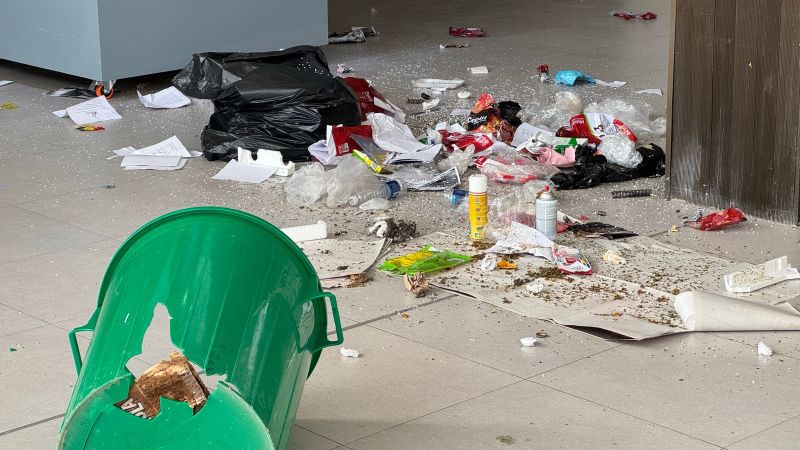 UNPSJB: un estudiante lanzó un tacho de basura sobre manifestantes de CONADU