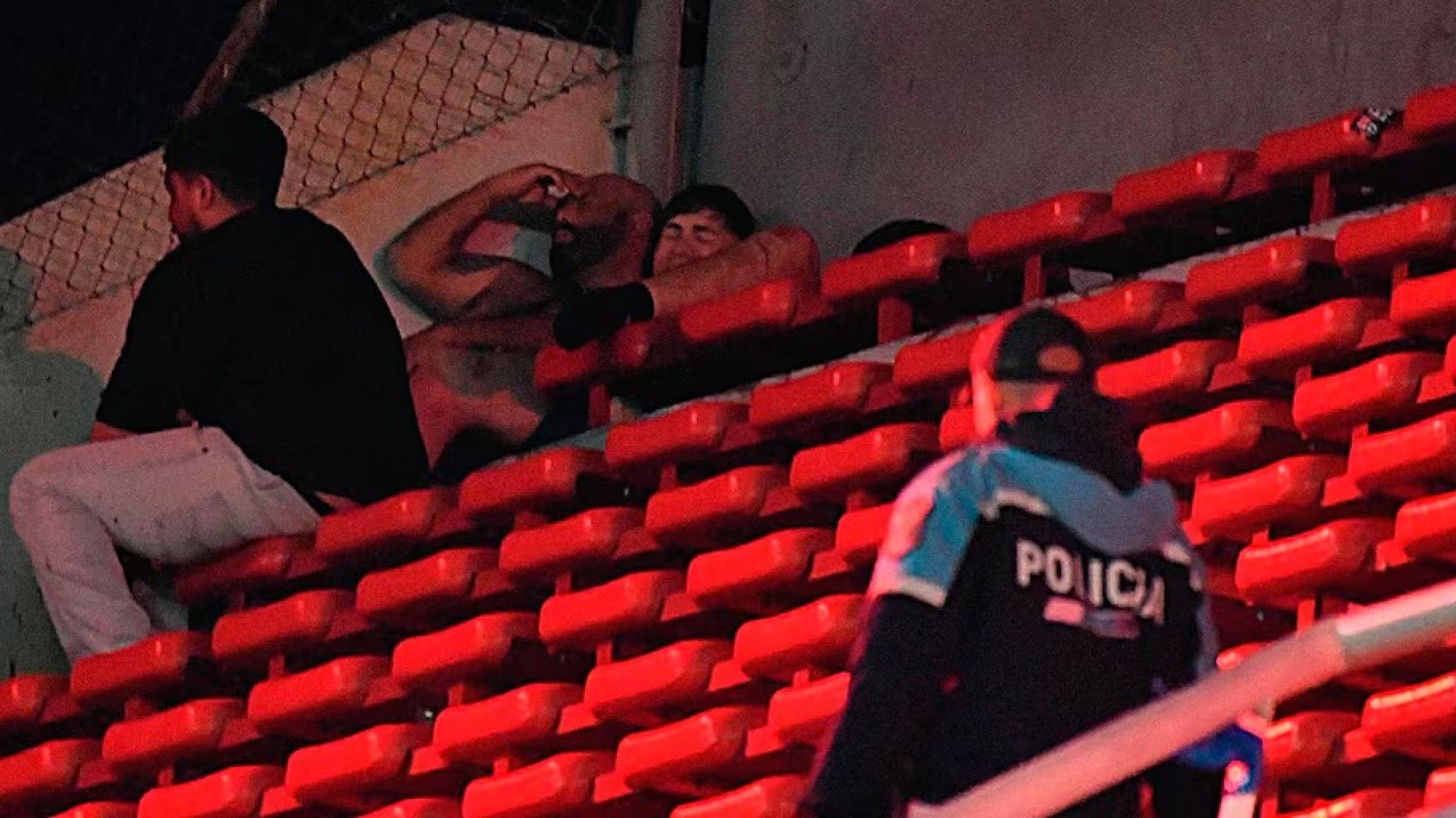 El embajador de Chile detalló el estado de los heridos tras los incidentes en Avellaneda: "El hincha que cayó está fuera de peligro"