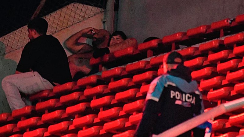 El embajador de Chile detalló el estado de los heridos tras los incidentes en Avellaneda: "El hincha que cayó está fuera de peligro"