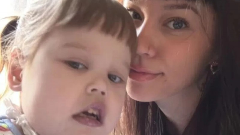 Ekatherina, la nena comodorense que espera un trasplante, sufrió complicaciones y su familia pide apoyo urgente