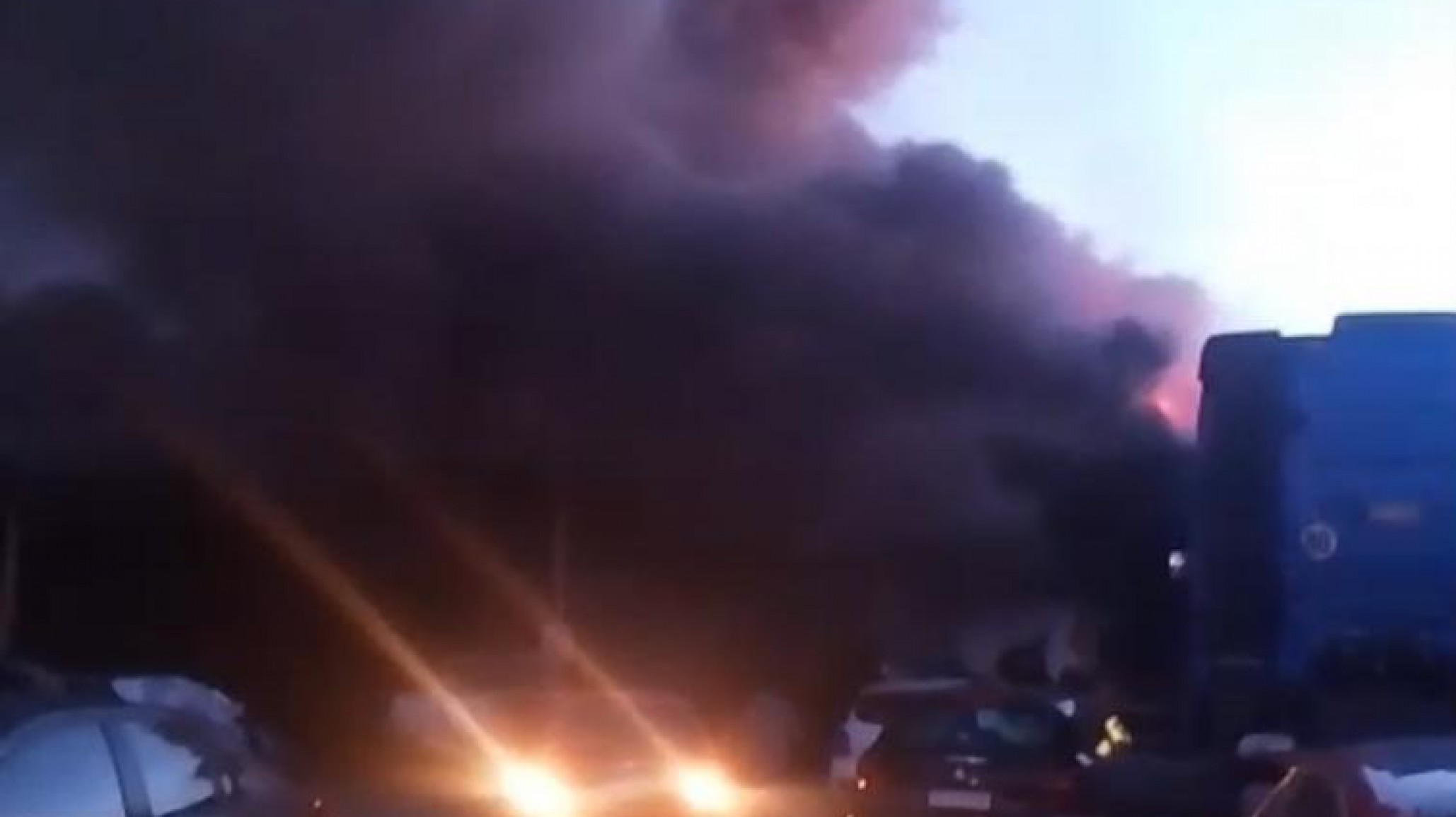 Incendio en un taller de chapa y pintura Barrientos Nauto en Comodoro: el fuego destruyó cabinas y depósitos