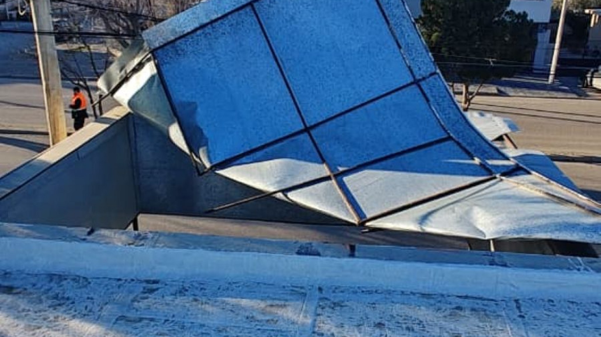 Viento imparable: chapas sueltas, postes caídos y ráfagas de 95 km/h en Comodoro