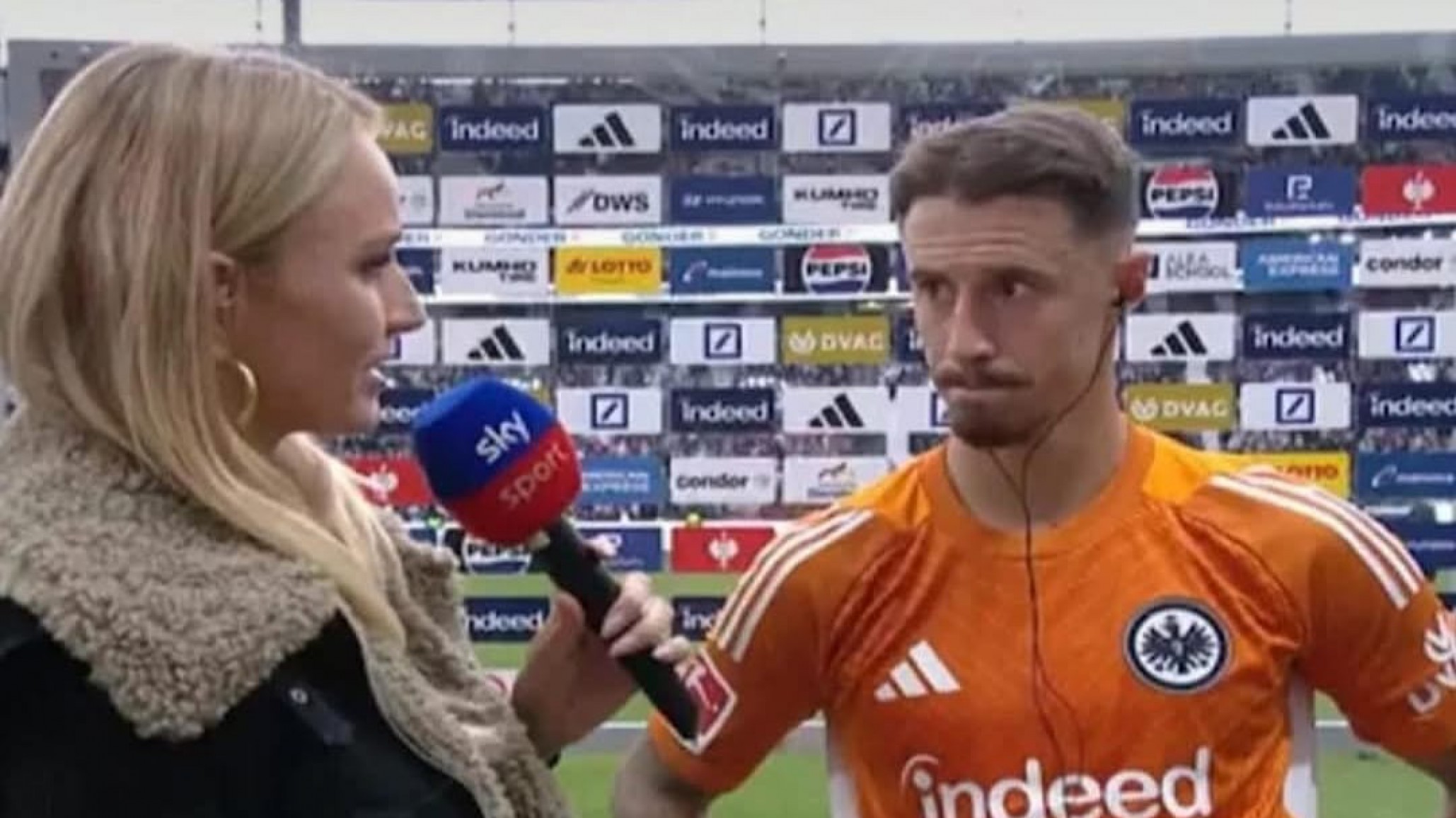 El blooper de una cronista en la Bundesliga: confundió al capitán del Bremen con un jugador rival y lo felicitó por una victoria que no tuvo