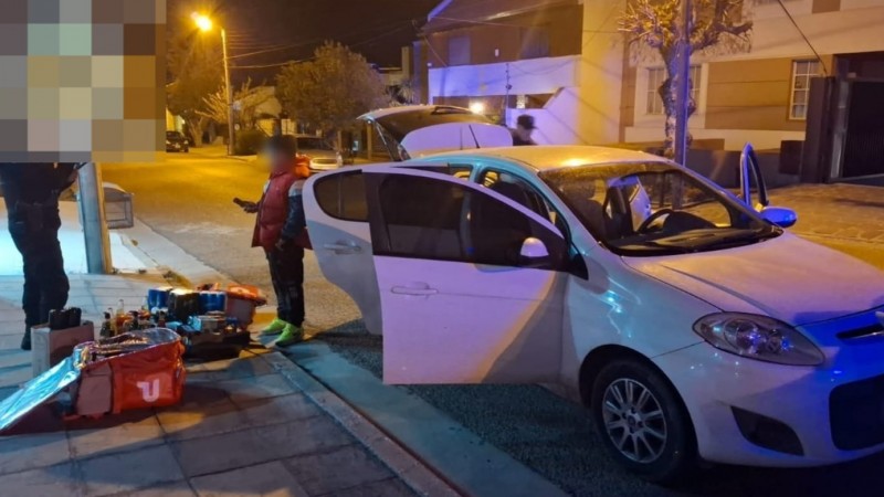 Hacía delivery de alcohol en la madrugada: lo descubrieron con el auto lleno de bebidas