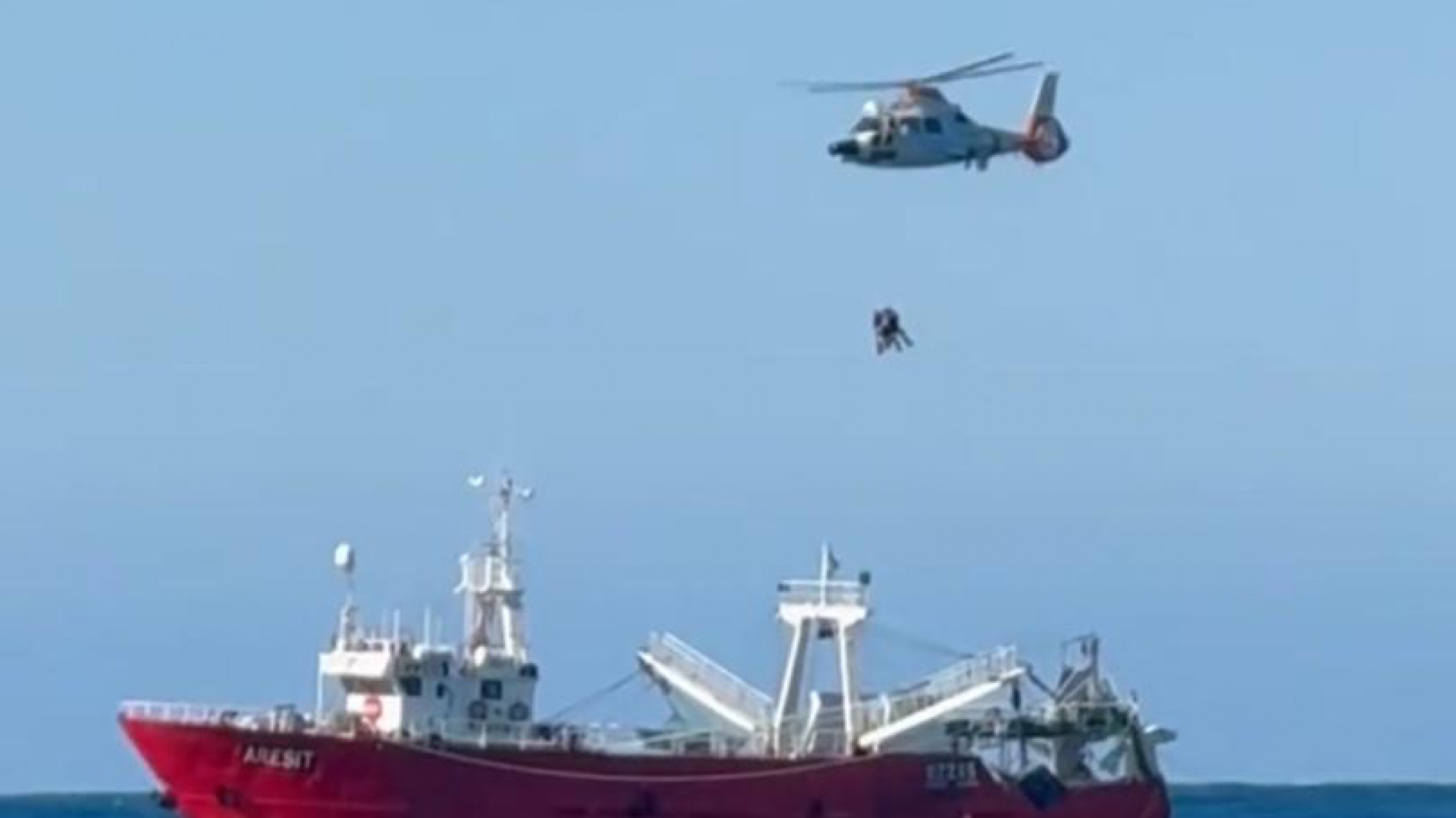 Rescate: Prefectura aeroevacuó a un joven de 19 años de un barco pesquero
