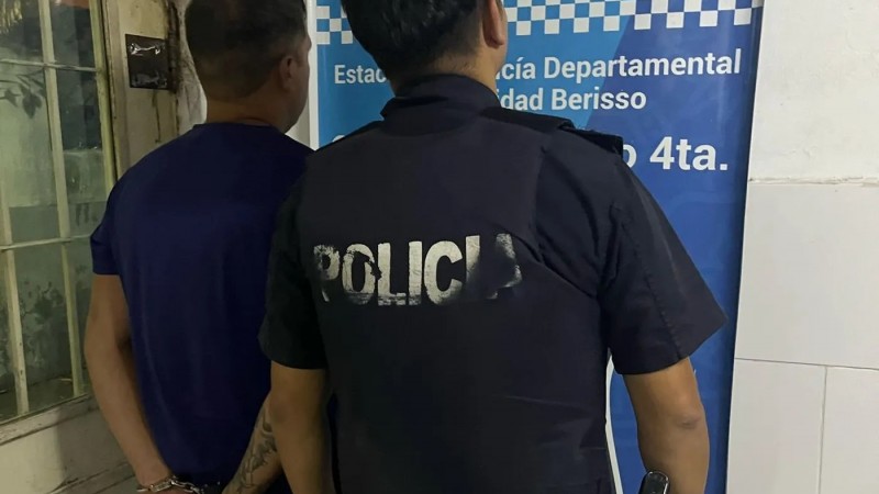 Discutió con su vecino y le disparó cinco veces: lo encontraron en la puerta de una escuela