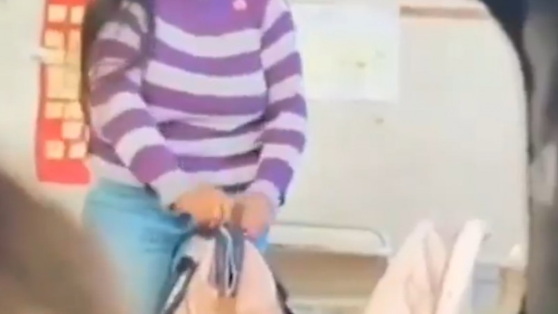 Entre Ríos: Una docente fue filmada in fraganti robándole a sus alumnos en un profesorado