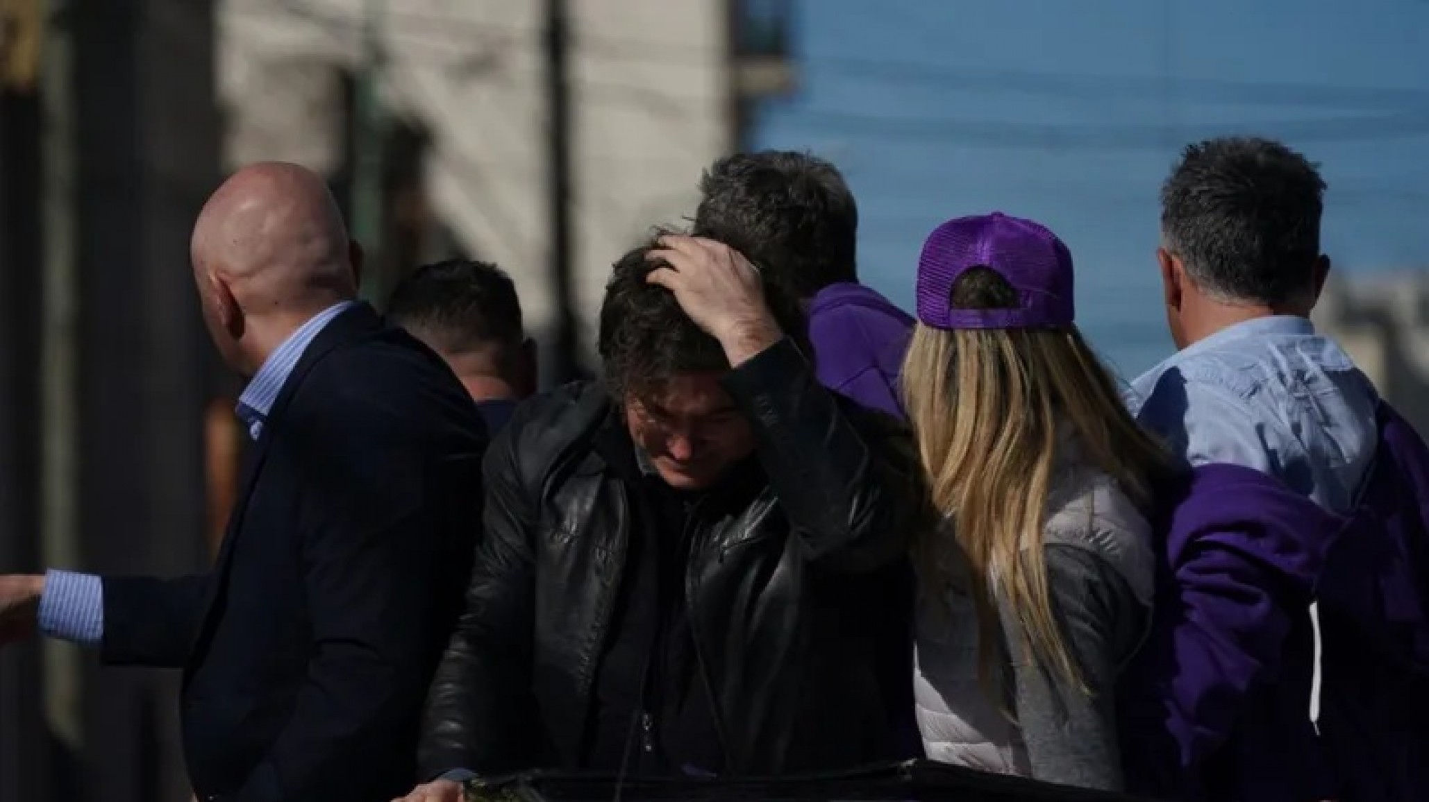 Javier Milei y su hermana fueron atacados a piedras y botellas durante una caravana