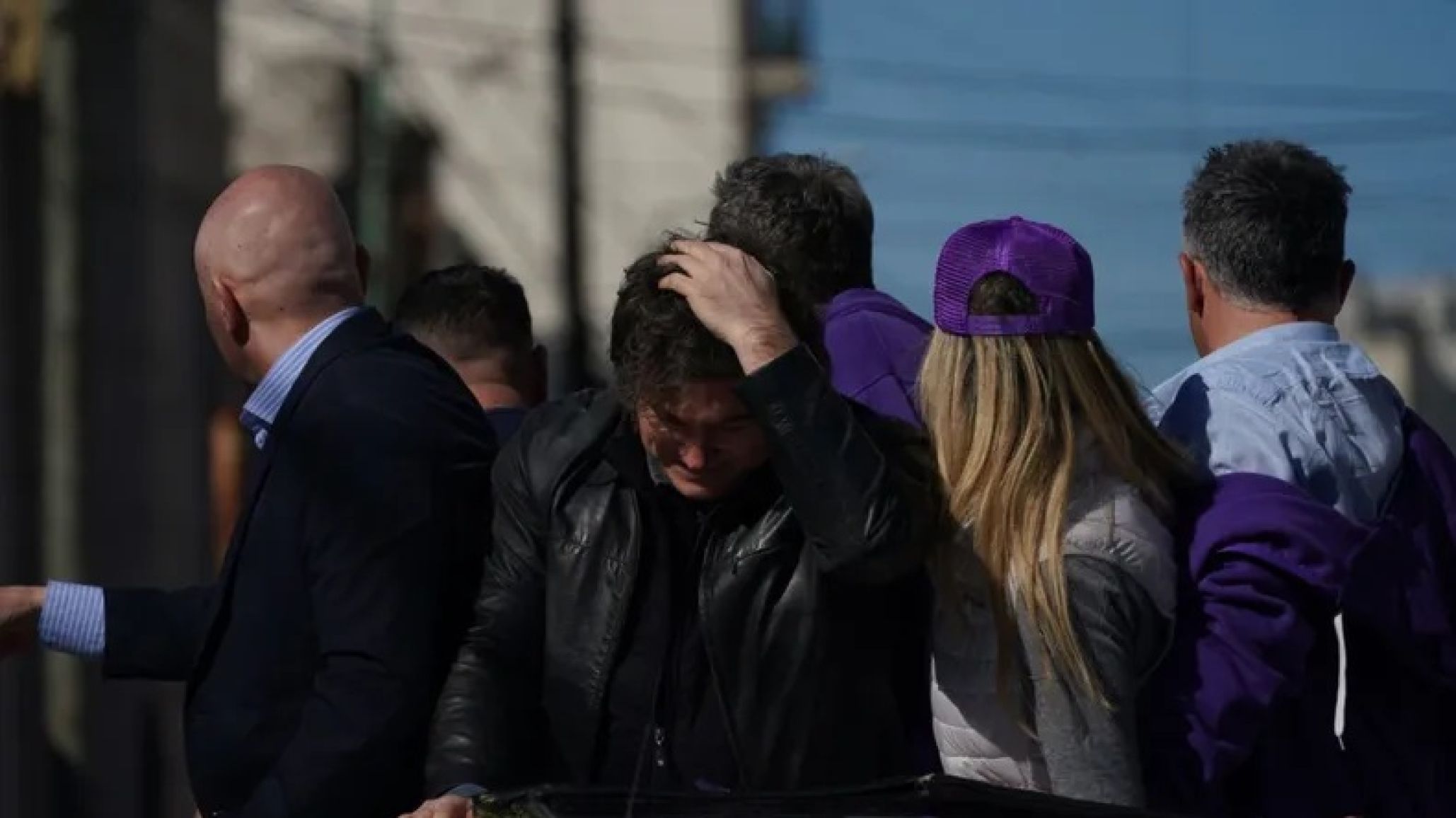 Javier Milei y su hermana fueron atacados a piedras y botellas durante una caravana