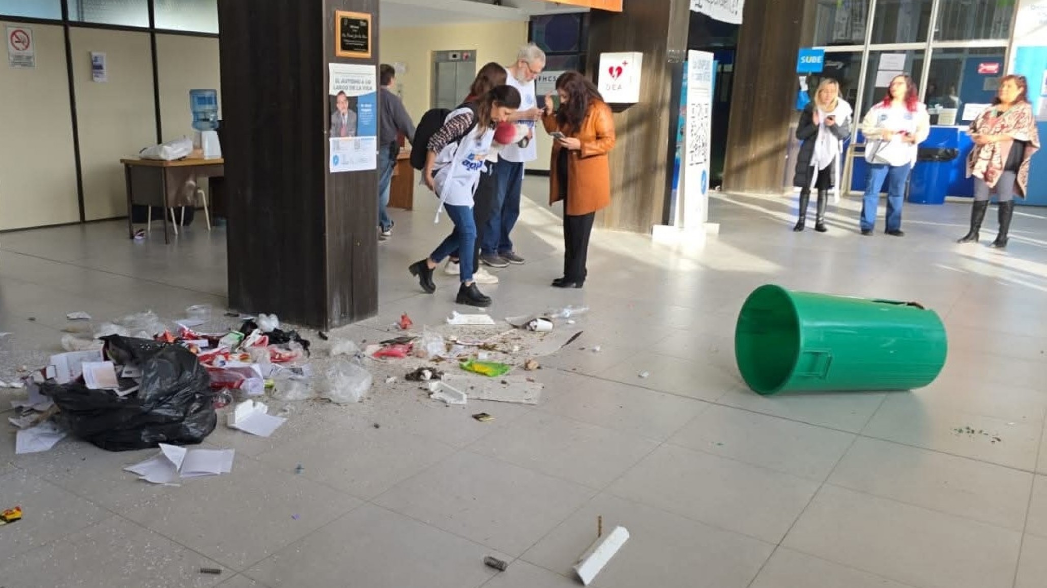 UNPSJB: se define la situación del estudiante que arrojó un tacho de basura en protesta