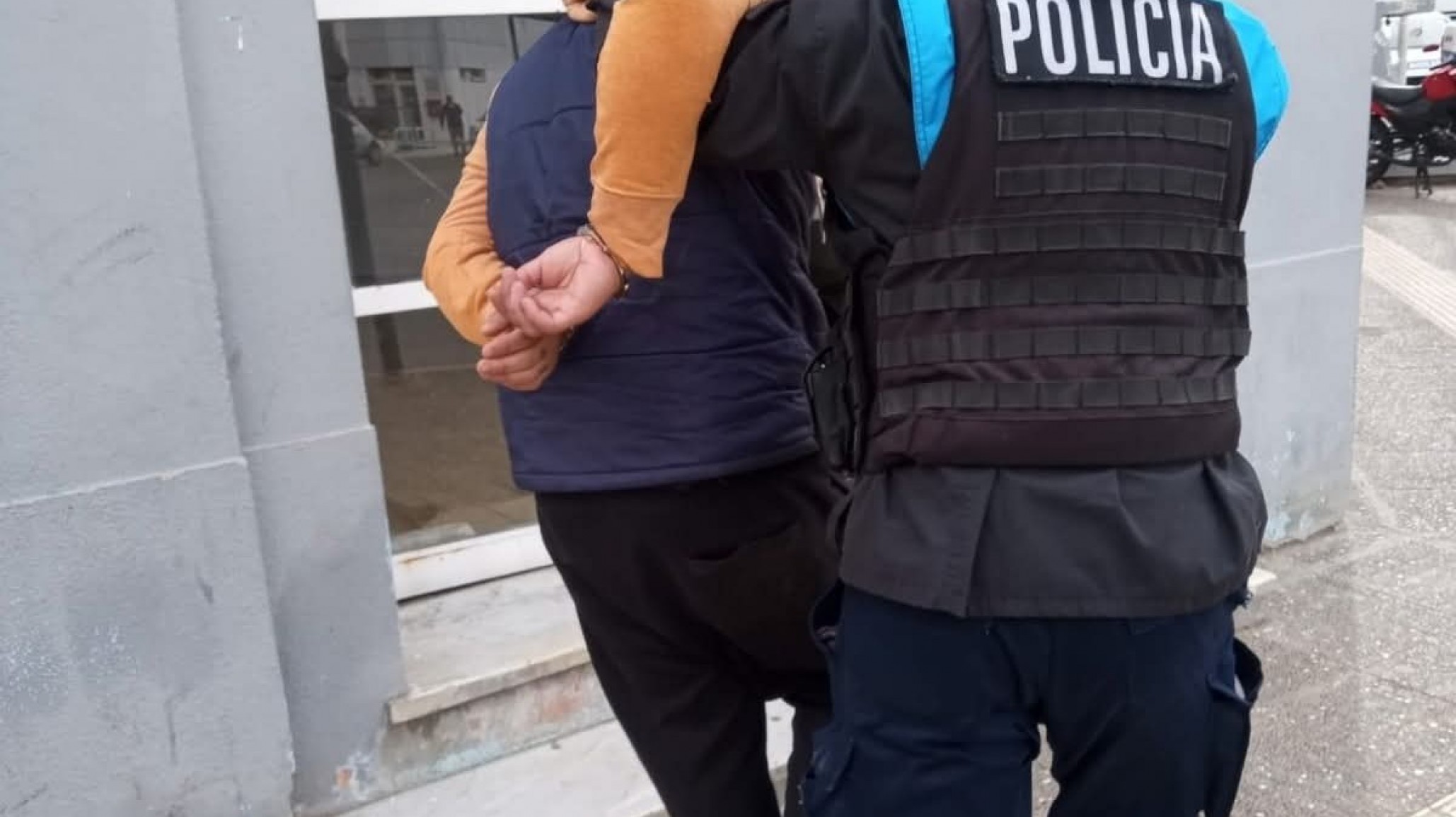 Descubrieron que tenía pedido de captura, intentó agredir a la policía y lo detuvieron en el centro de Comodoro