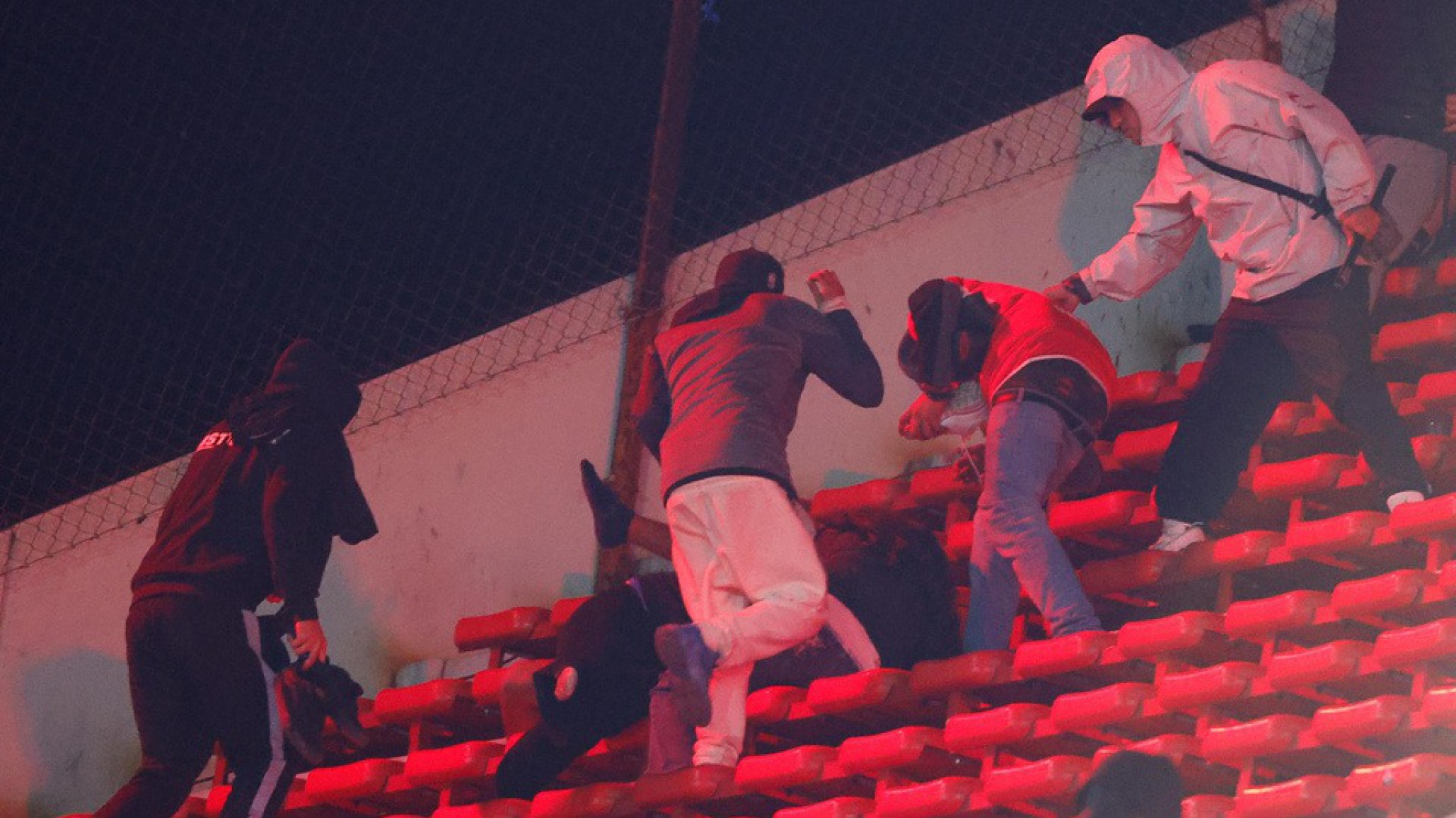 Dieron de alta a todos los hinchas chilenos heridos en el partido contra Independiente