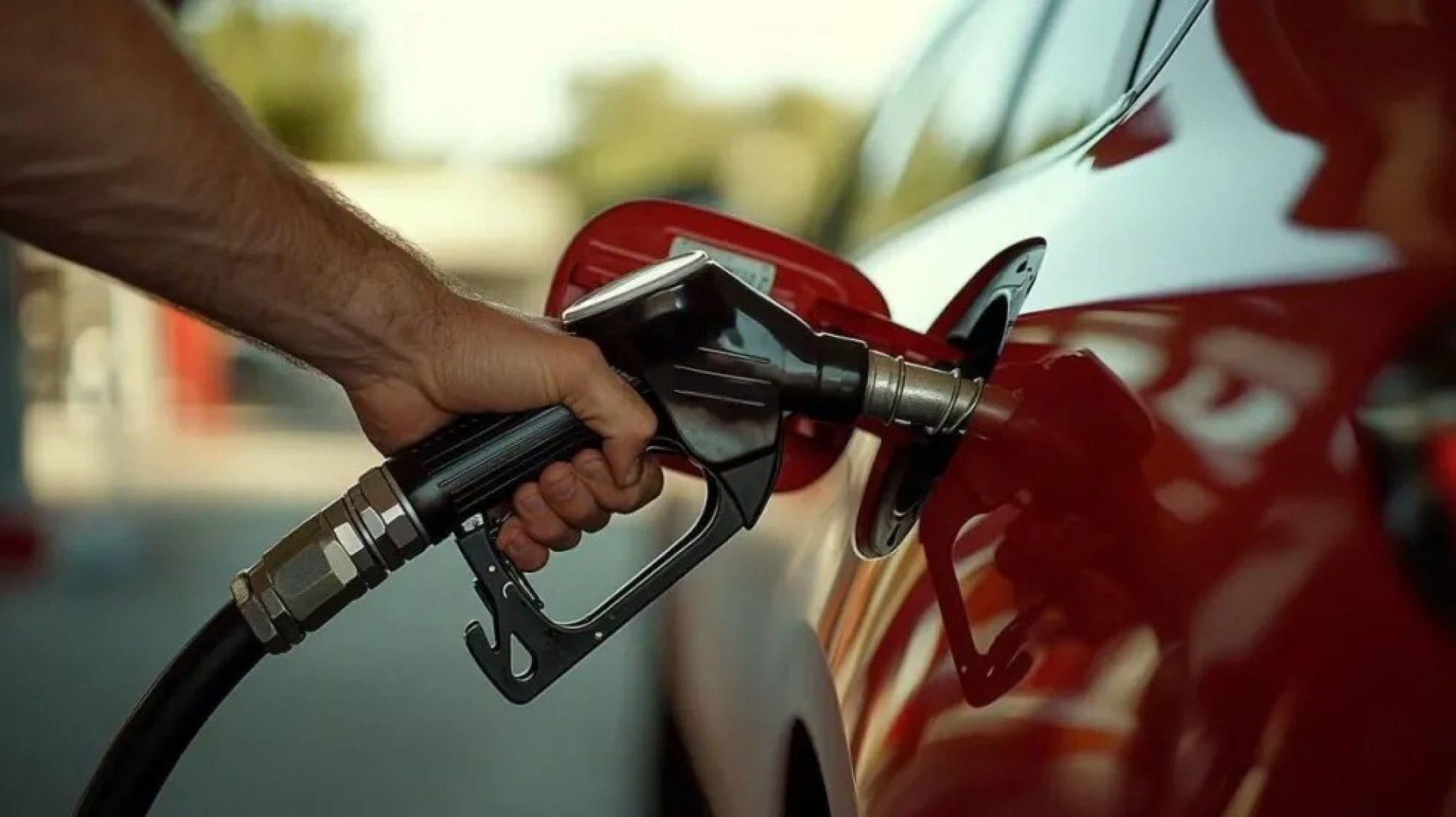 El Gobierno oficializó un aumento de impuestos a los combustibles